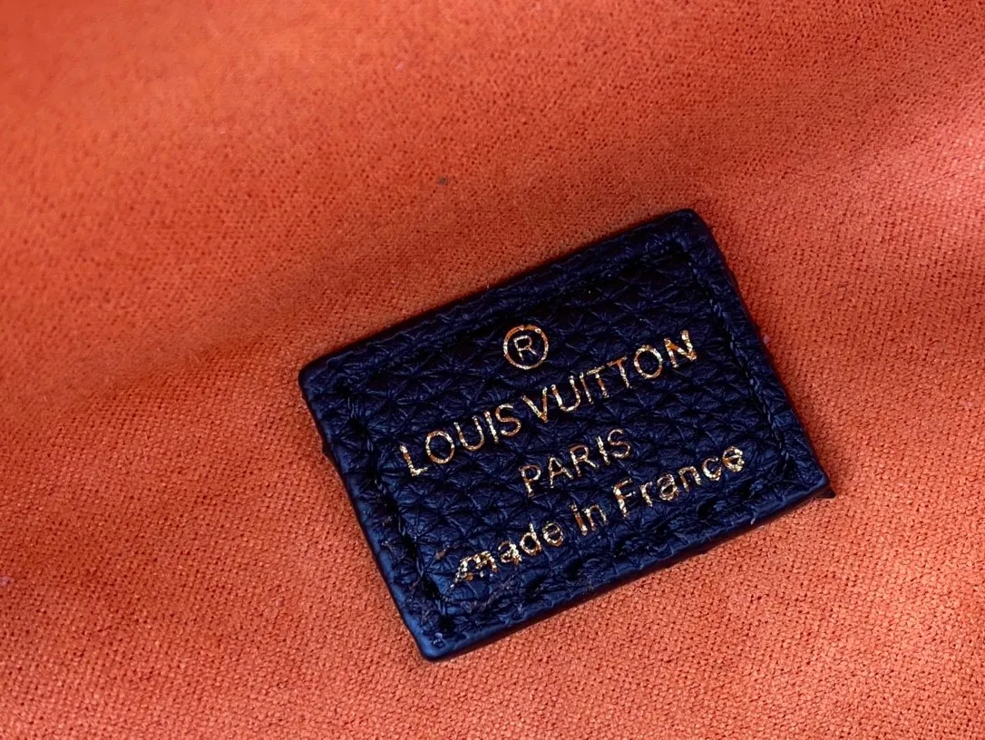 P200 exclusive background Louis Vuitton new style is coming! Real shots!  M44836 white M44812 black full leather BUMBAG chest bag, the patterned version can be used as a waist bag, shoulder bag, crossbody...Multiple carrying methods, soft Monogram fabric, girly pattern design and sporty shape add pure fashionable and casual temperament. Size: 37*14*20