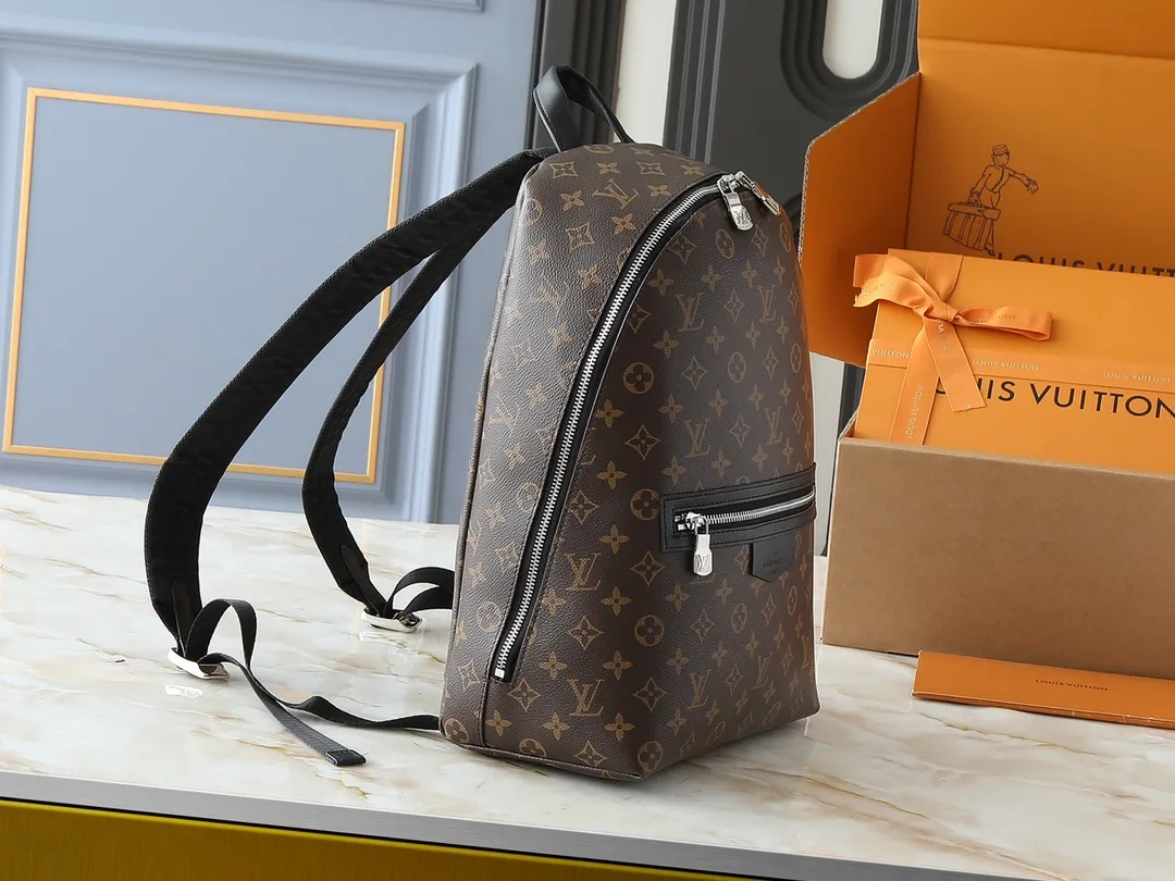 💰300💰Upgraded from the original M14020 black flower. Lime green. Presbyopia. Black checkered. This Discovery Slim double shoulder bag is made of Monogram Eclipse coated canvas. It has a compact structure and integrates pens into the laptop pocket. It can easily be used in business, leisure or leisure occasions with a trendy attitude. The adjustable shoulder straps with fabric lining enhance the comfortable carrying experience, and the zippered front pocket makes it easy to store daily necessities. Size:38x13x28cm