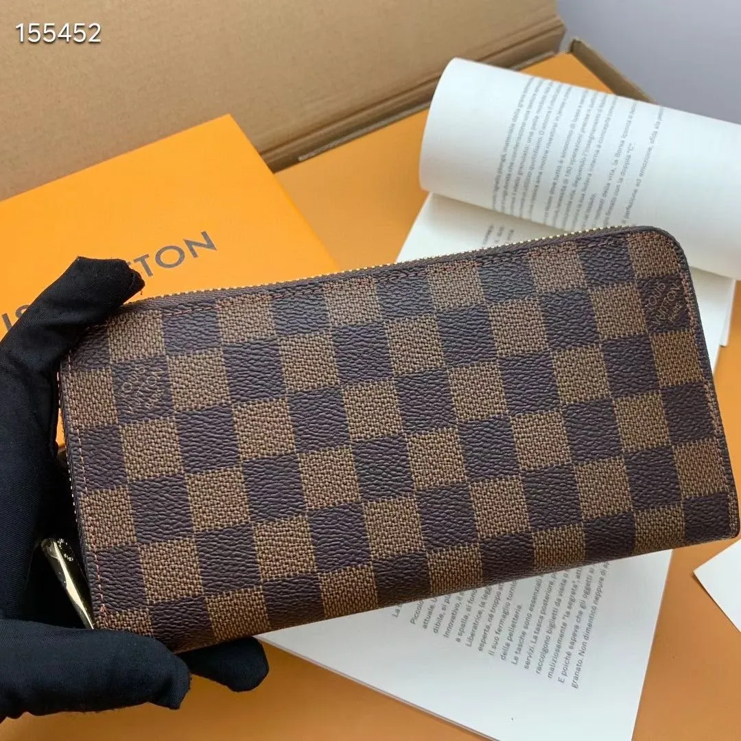 P100💰 💎M60017 inner color ❤️ brown powder ZIPPY zipper wallet. The Zippy wallet pays homage to Louis Vuitton's heritage of travel and trunk making, with a travel-style patch and Louis Vuitton logo. With its compact interior and simple design, this wallet is ideal for everyday use. Model M60017. Size: 19x10.