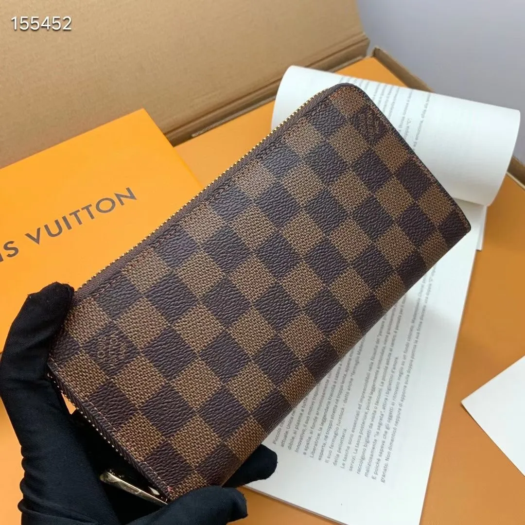 P100💰 💎M60017 inner color ❤️ brown powder ZIPPY zipper wallet. The Zippy wallet pays homage to Louis Vuitton's heritage of travel and trunk making, with a travel-style patch and Louis Vuitton logo. With its compact interior and simple design, this wallet is ideal for everyday use. Model M60017. Size: 19x10.
