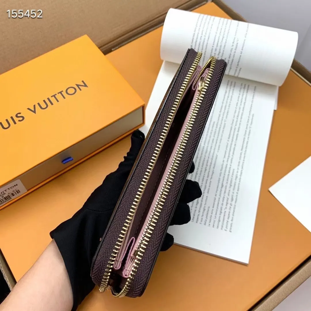 P100💰 💎M60017 inner color ❤️ brown powder ZIPPY zipper wallet. The Zippy wallet pays homage to Louis Vuitton's heritage of travel and trunk making, with a travel-style patch and Louis Vuitton logo. With its compact interior and simple design, this wallet is ideal for everyday use. Model M60017. Size: 19x10.