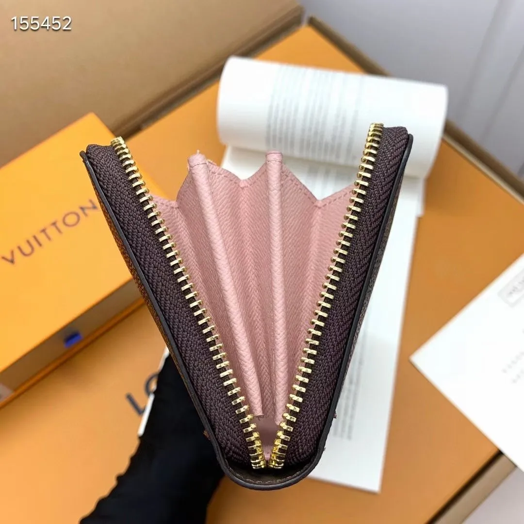 P100💰 💎M60017 inner color ❤️ brown powder ZIPPY zipper wallet. The Zippy wallet pays homage to Louis Vuitton's heritage of travel and trunk making, with a travel-style patch and Louis Vuitton logo. With its compact interior and simple design, this wallet is ideal for everyday use. Model M60017. Size: 19x10.