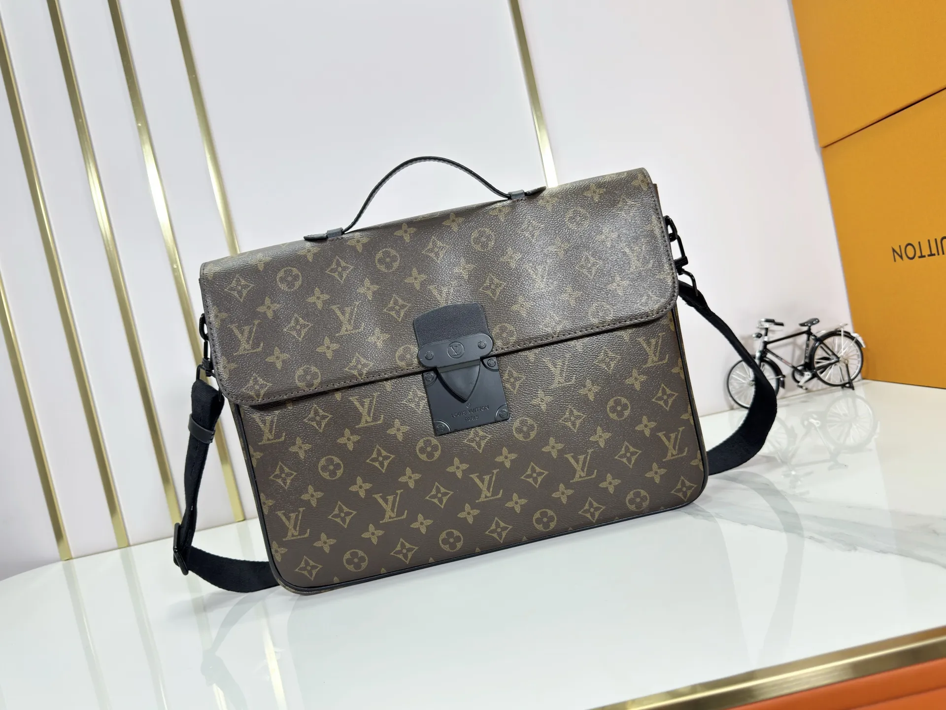 P260 upgraded original [M20835 embossed. black flower. presbyopia] S-Lock briefcase is made of Taurillon Monogram cow leather with a restrained configuration, providing a safe choice for contemporary business people based on traditional design. The magnetic clasp is derived from Louis Vuitton's classic trunk lock and comes with an adjustable shoulder strap. Dimensions: 39 x 30 x 8cm