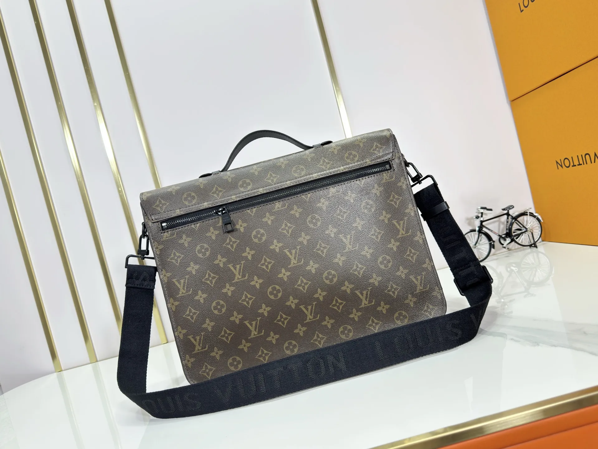 P260 upgraded original [M20835 embossed. black flower. presbyopia] S-Lock briefcase is made of Taurillon Monogram cow leather with a restrained configuration, providing a safe choice for contemporary business people based on traditional design. The magnetic clasp is derived from Louis Vuitton's classic trunk lock and comes with an adjustable shoulder strap. Dimensions: 39 x 30 x 8cm