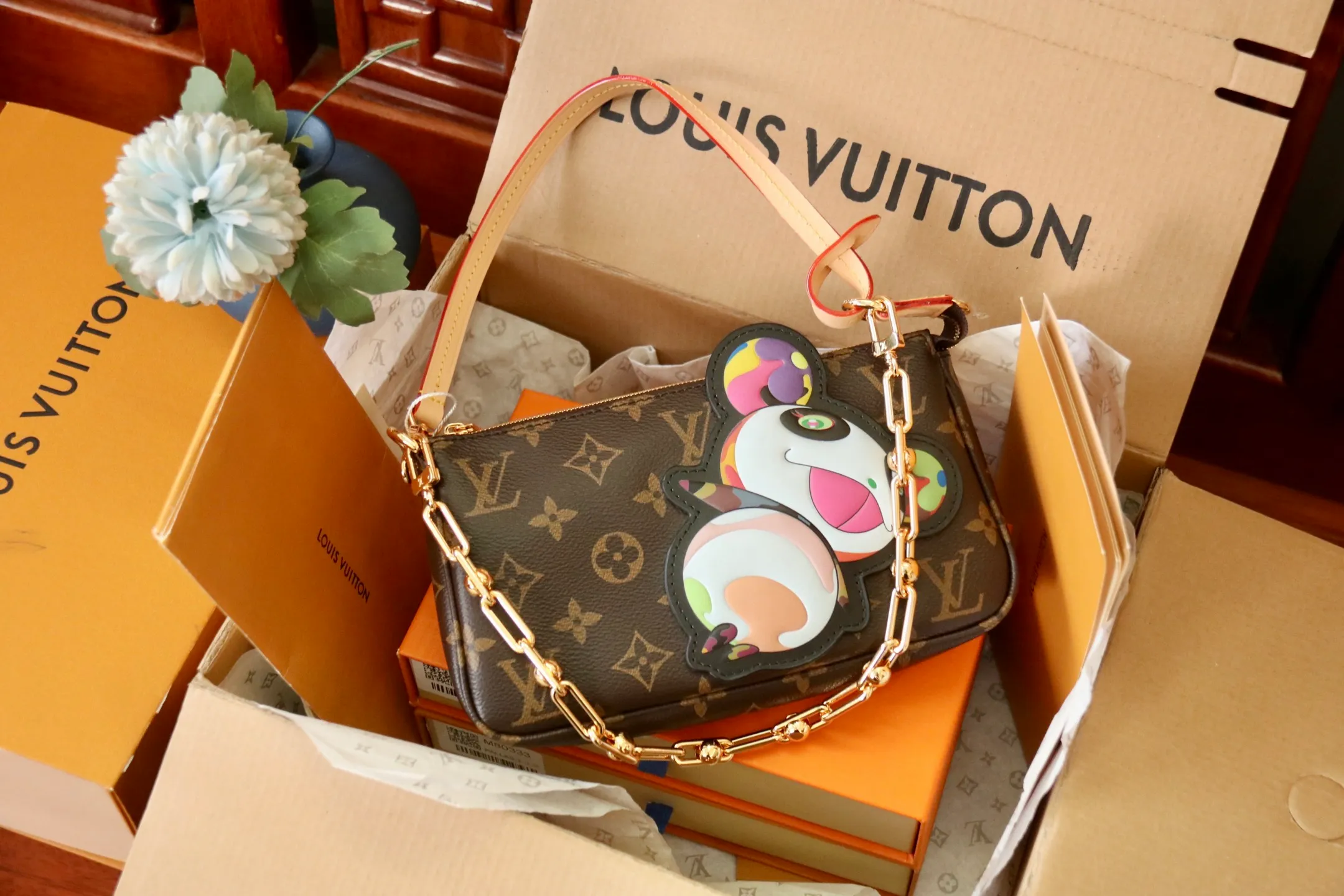 Top original order P680 M13440 This Pochette Accessoires handbag is made of Monogram coated canvas, injecting lively personality into the Louis Vuitton x Murakami reissue series. The colorful panda image created by the artist renews the classic silhouette, and the zipper design allows for secure storage of daily items. The cowhide leather shoulder strap and dazzling chain are both detachable, allowing for a variety of carrying options. 13 x 4 x 22 cm (height x width x length) dyw