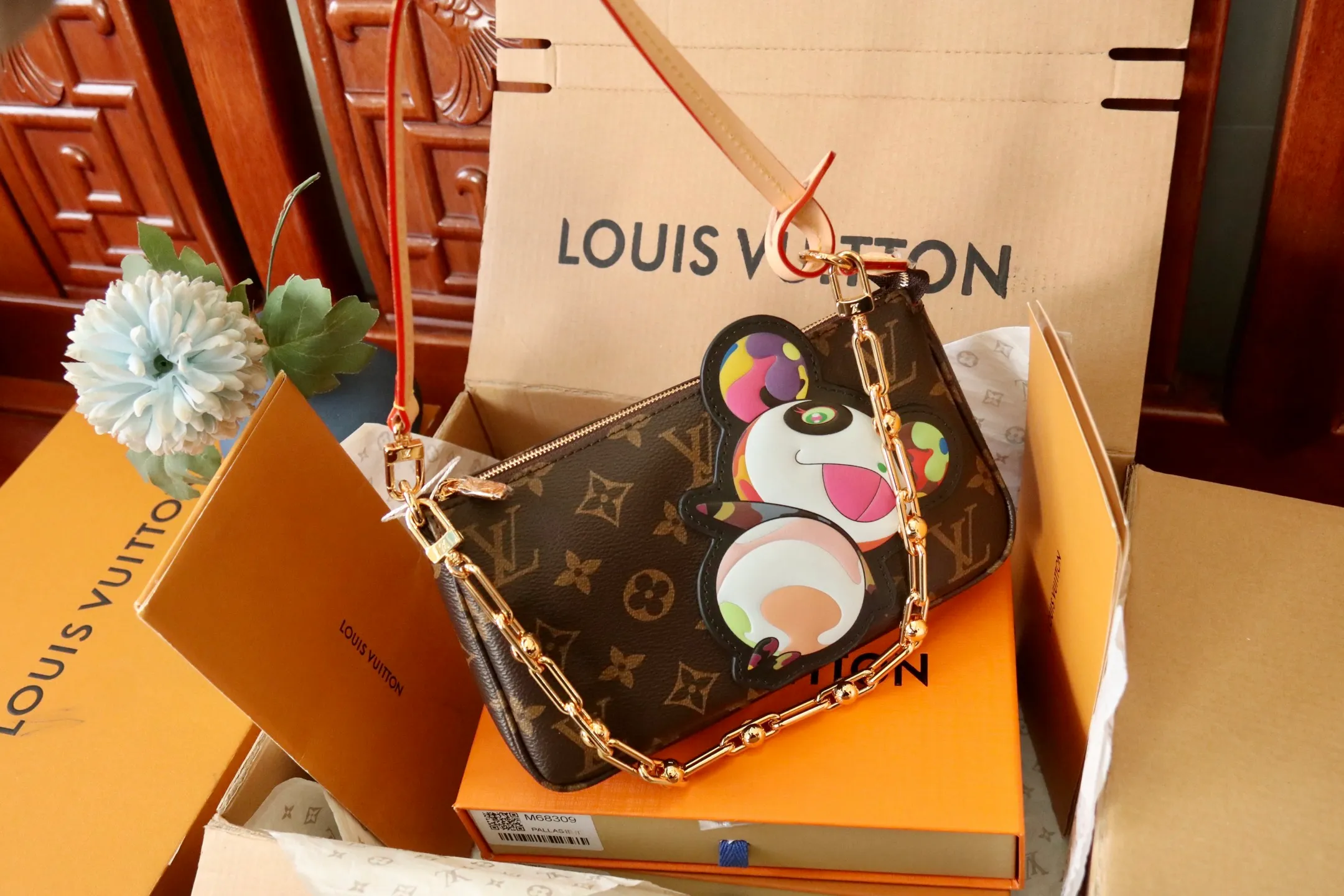 Top original order P680 M13440 This Pochette Accessoires handbag is made of Monogram coated canvas, injecting lively personality into the Louis Vuitton x Murakami reissue series. The colorful panda image created by the artist renews the classic silhouette, and the zipper design allows for secure storage of daily items. The cowhide leather shoulder strap and dazzling chain are both detachable, allowing for a variety of carrying options. 13 x 4 x 22 cm (height x width x length) dyw