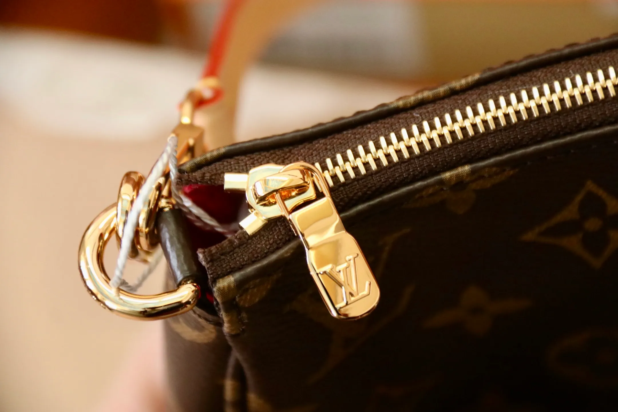 Top original order P680 M13440 This Pochette Accessoires handbag is made of Monogram coated canvas, injecting lively personality into the Louis Vuitton x Murakami reissue series. The colorful panda image created by the artist renews the classic silhouette, and the zipper design allows for secure storage of daily items. The cowhide leather shoulder strap and dazzling chain are both detachable, allowing for a variety of carrying options. 13 x 4 x 22 cm (height x width x length) dyw