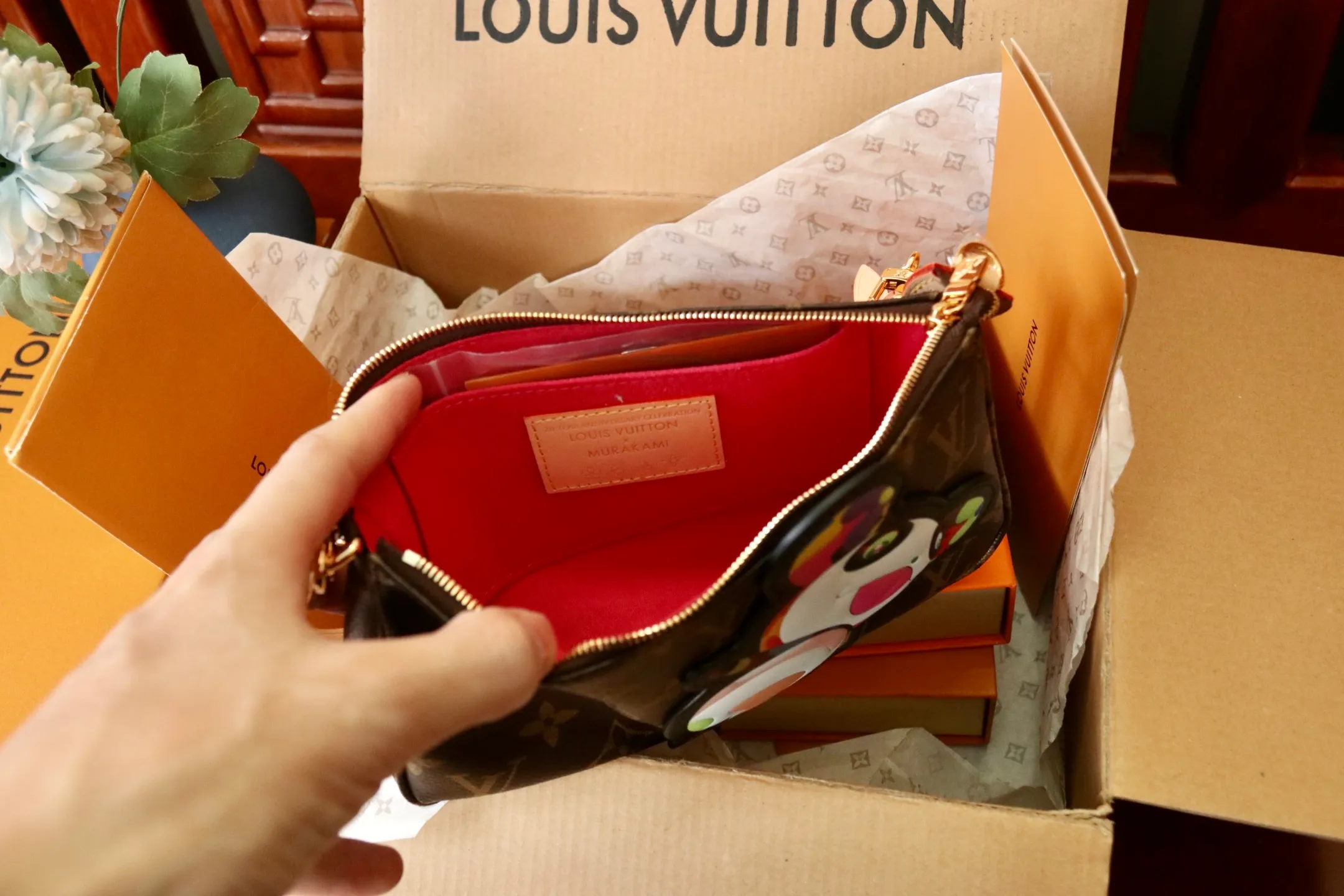 Top original order P680 M13440 This Pochette Accessoires handbag is made of Monogram coated canvas, injecting lively personality into the Louis Vuitton x Murakami reissue series. The colorful panda image created by the artist renews the classic silhouette, and the zipper design allows for secure storage of daily items. The cowhide leather shoulder strap and dazzling chain are both detachable, allowing for a variety of carrying options. 13 x 4 x 22 cm (height x width x length) dyw