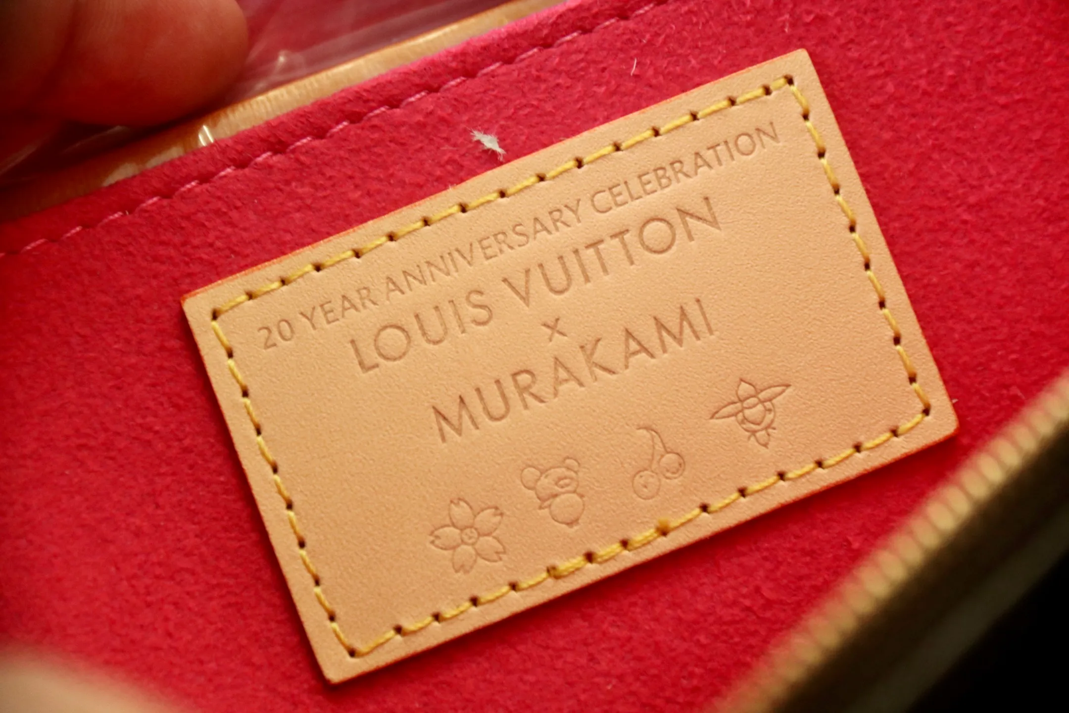 Top original order P680 M13440 This Pochette Accessoires handbag is made of Monogram coated canvas, injecting lively personality into the Louis Vuitton x Murakami reissue series. The colorful panda image created by the artist renews the classic silhouette, and the zipper design allows for secure storage of daily items. The cowhide leather shoulder strap and dazzling chain are both detachable, allowing for a variety of carrying options. 13 x 4 x 22 cm (height x width x length) dyw