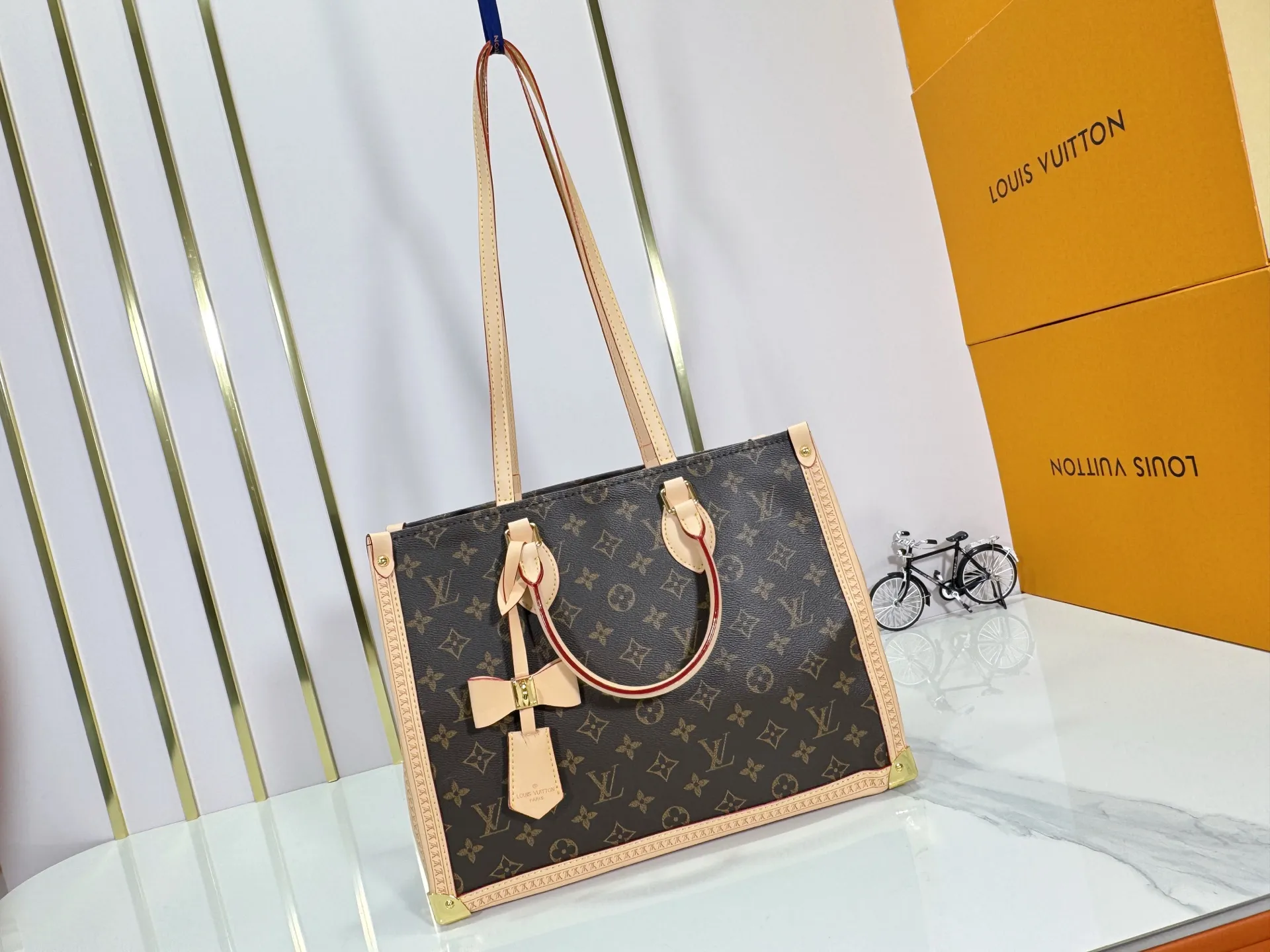 P320 upgrades the original M13079 Louis Vuitton x Takashi Murakami reissue series with a smart interpretation of the OnTheGo medium handbag. The colorful Monogram canvas body, cowhide leather trim and LV x TM key bag highlight the sophisticated style. The shiny corners recall the design of traditional Louis Vuitton luggage, and the shoulder strap and top handle allow for multiple carrying methods. Dimensions: 35.0 x 27.0 x 14.0 cm (length x height x width)