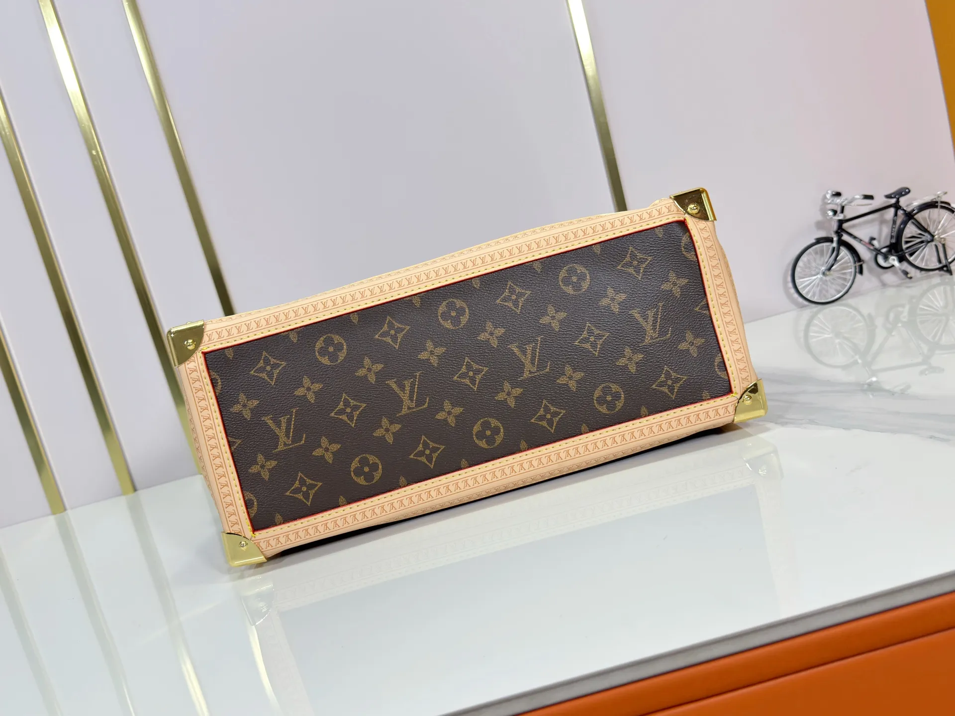 P320 upgrades the original M13079 Louis Vuitton x Takashi Murakami reissue series with a smart interpretation of the OnTheGo medium handbag. The colorful Monogram canvas body, cowhide leather trim and LV x TM key bag highlight the sophisticated style. The shiny corners recall the design of traditional Louis Vuitton luggage, and the shoulder strap and top handle allow for multiple carrying methods. Dimensions: 35.0 x 27.0 x 14.0 cm (length x height x width)