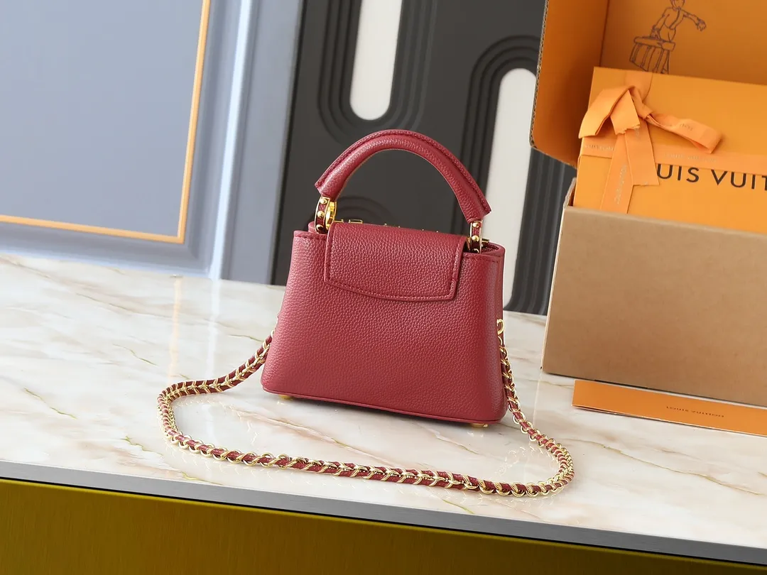 💰400💰Guangzhou goods Upgraded from the original M24583 M24584 M24585 Gold and diamond corolla This Capucines Flower Crown handbag is made of full-grain Taurillon leather and is embellished with Monogram flowers. Each flower is shaped by exquisite crystal diamonds. The LV logo and flowers echo each other, giving this soft handbag a jewel-like luster. Use the detachable shoulder strap cleverly to switch between shoulder and crossbody. Dimensions: 21.0 x 14.0 x 8.0 cm