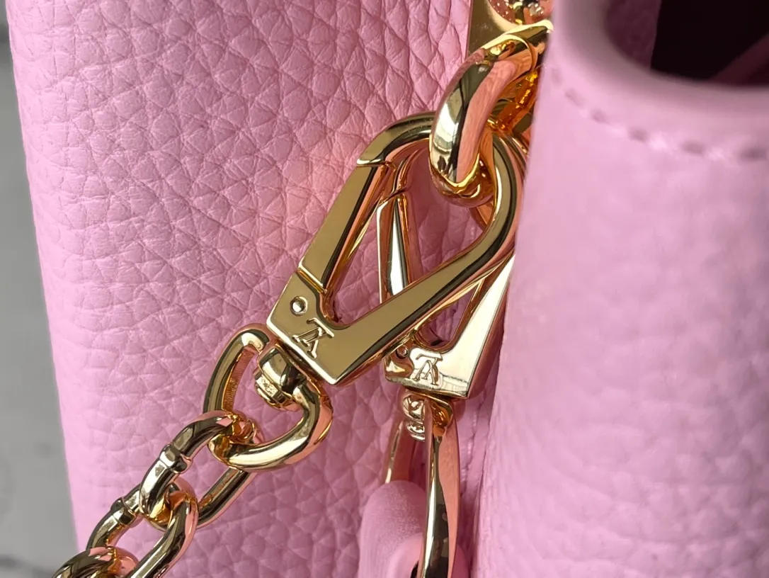 💰2200 (special grade original leather) M22375 pink color matching enamel flower chain. This Capucines handbag is made of Taurillon leather, which vaguely reflects the changes in shades of the same color, making the classic configuration more eye-catching. It is paired with an enamel Monogram flower chain. It can be carried by hand, on the elbow or attached to the shoulder strap or crossbody. Size: 27*18*9cm