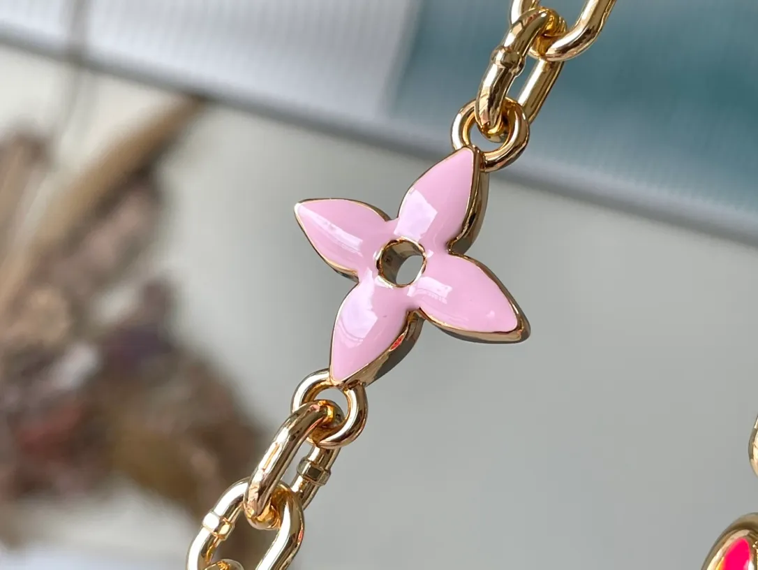 💰2200 (special grade original leather) M22375 pink color matching enamel flower chain. This Capucines handbag is made of Taurillon leather, which vaguely reflects the changes in shades of the same color, making the classic configuration more eye-catching. It is paired with an enamel Monogram flower chain. It can be carried by hand, on the elbow or attached to the shoulder strap or crossbody. Size: 27*18*9cm