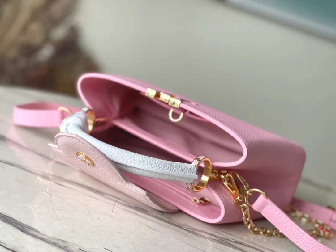 💰2200 (special grade original leather) M22375 pink color matching enamel flower chain. This Capucines handbag is made of Taurillon leather, which vaguely reflects the changes in shades of the same color, making the classic configuration more eye-catching. It is paired with an enamel Monogram flower chain. It can be carried by hand, on the elbow or attached to the shoulder strap or crossbody. Size: 27*18*9cm