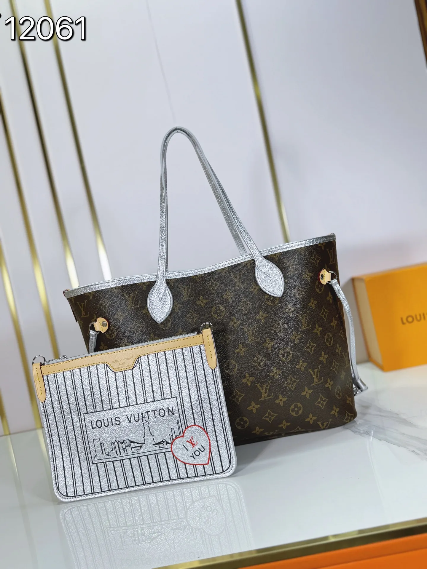 P260 Upgraded original version🔥Double-sided usable🔥M12061 M25665 M14994 M11946 M12099 M40995 The legendary neverfull medium handbag: always able to meet your various needs for handbags. It has a large capacity but is not bulky. It is stiff and soft to the touch, making it suitable for home and travel. Tighten the side ties and it instantly transforms into a stylish urban handbag. Loosen the straps and it transforms into a chic and practical handbag. The slender leather handle can be carried over the shoulder or between the arms. The model shown here is made of damier azur canvas. Size: large 31x28x14, small 25x16x10