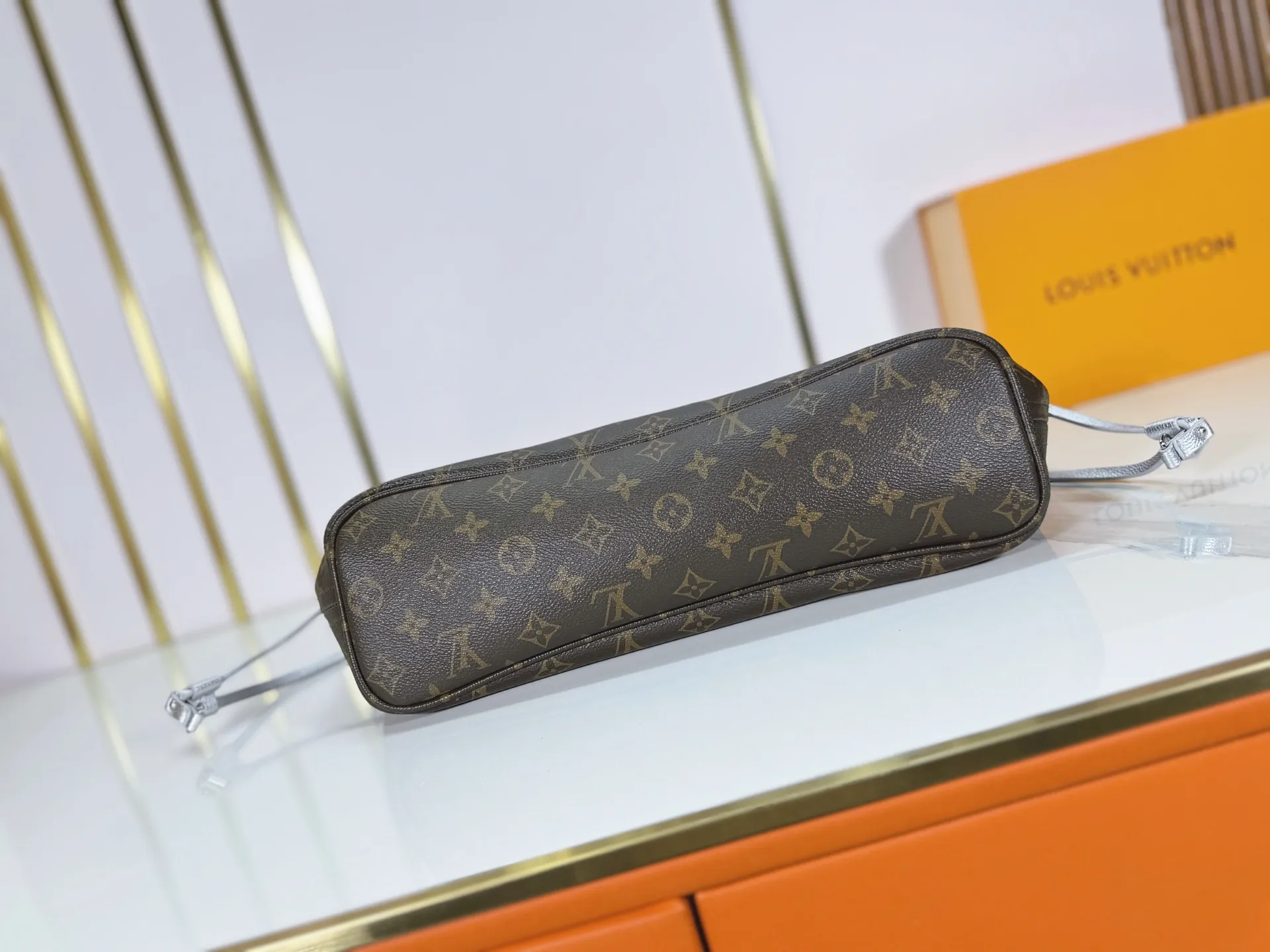 P260 Upgraded original version🔥Double-sided usable🔥M12061 M25665 M14994 M11946 M12099 M40995 The legendary neverfull medium handbag: always able to meet your various needs for handbags. It has a large capacity but is not bulky. It is stiff and soft to the touch, making it suitable for home and travel. Tighten the side ties and it instantly transforms into a stylish urban handbag. Loosen the straps and it transforms into a chic and practical handbag. The slender leather handle can be carried over the shoulder or between the arms. The model shown here is made of damier azur canvas. Size: large 31x28x14, small 25x16x10
