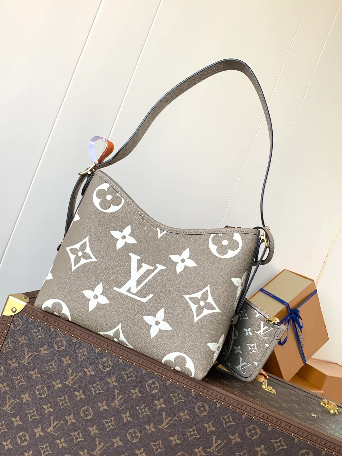 💰1180 (top layer leather) top original order, transcoding chip M14209 pink M46673 light blue M47180 apricot print M46288 black M46293 off-white M46277 apricot M11790 brown This small CarryAll handbag is made of Monogram Empreinte leather, showing the elegant style of the LV Milky Way series. The metal hardware and detachable name tag add to the sophisticated feel, and the interior pockets can safely store valuables. It can be carried by hand or by the shoulder strap to explore more carrying methods.  24 x 12 x 29.5 cm (H x W x L) Embossed grained cowhide Leather trim Textile lining Metal hardware Zip closure Internal slip pocket Internal zipper pocket Removable name tag Holds smartphone, 10" tablet, keys, Zippy wallet and headphones Shoulder strap: removable, adjustable Half-length strap: 32.0 cm Half-length strap adjustable to: 50.0 cm