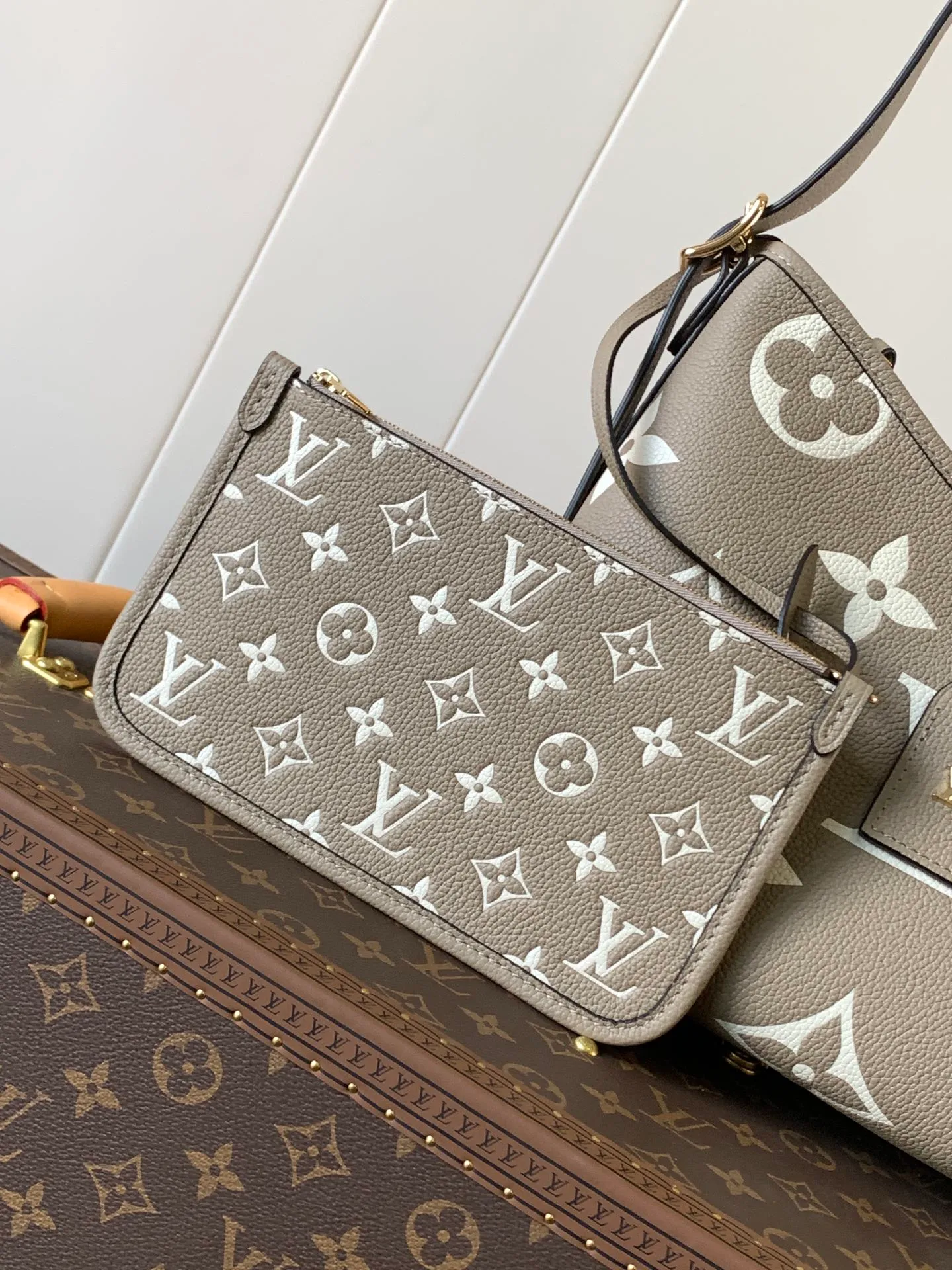 💰1180 (top layer leather) top original order, transcoding chip M14209 pink M46673 light blue M47180 apricot print M46288 black M46293 off-white M46277 apricot M11790 brown This small CarryAll handbag is made of Monogram Empreinte leather, showing the elegant style of the LV Milky Way series. The metal hardware and detachable name tag add to the sophisticated feel, and the interior pockets can safely store valuables. It can be carried by hand or by the shoulder strap to explore more carrying methods.  24 x 12 x 29.5 cm (H x W x L) Embossed grained cowhide Leather trim Textile lining Metal hardware Zip closure Internal slip pocket Internal zipper pocket Removable name tag Holds smartphone, 10" tablet, keys, Zippy wallet and headphones Shoulder strap: removable, adjustable Half-length strap: 32.0 cm Half-length strap adjustable to: 50.0 cm