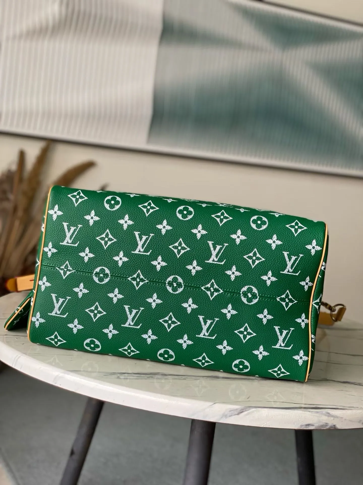 💰1940 Top Original Order M24417 Green Large This Speedy P18 Bandouliere 40 handbag is made of soft cow leather with deep cow leather trim and a detachable and adjustable shoulder strap. Exquisite stitching, dyed edges and the iconic P18 nameplate create ingenious details. Dimensions: 40 × 26 × 23 cm