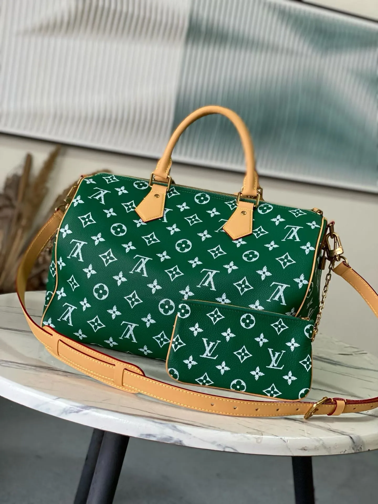 💰1940 Top Original Order M24417 Green Large This Speedy P18 Bandouliere 40 handbag is made of soft cow leather with deep cow leather trim and a detachable and adjustable shoulder strap. Exquisite stitching, dyed edges and the iconic P18 nameplate create ingenious details. Dimensions: 40 × 26 × 23 cm