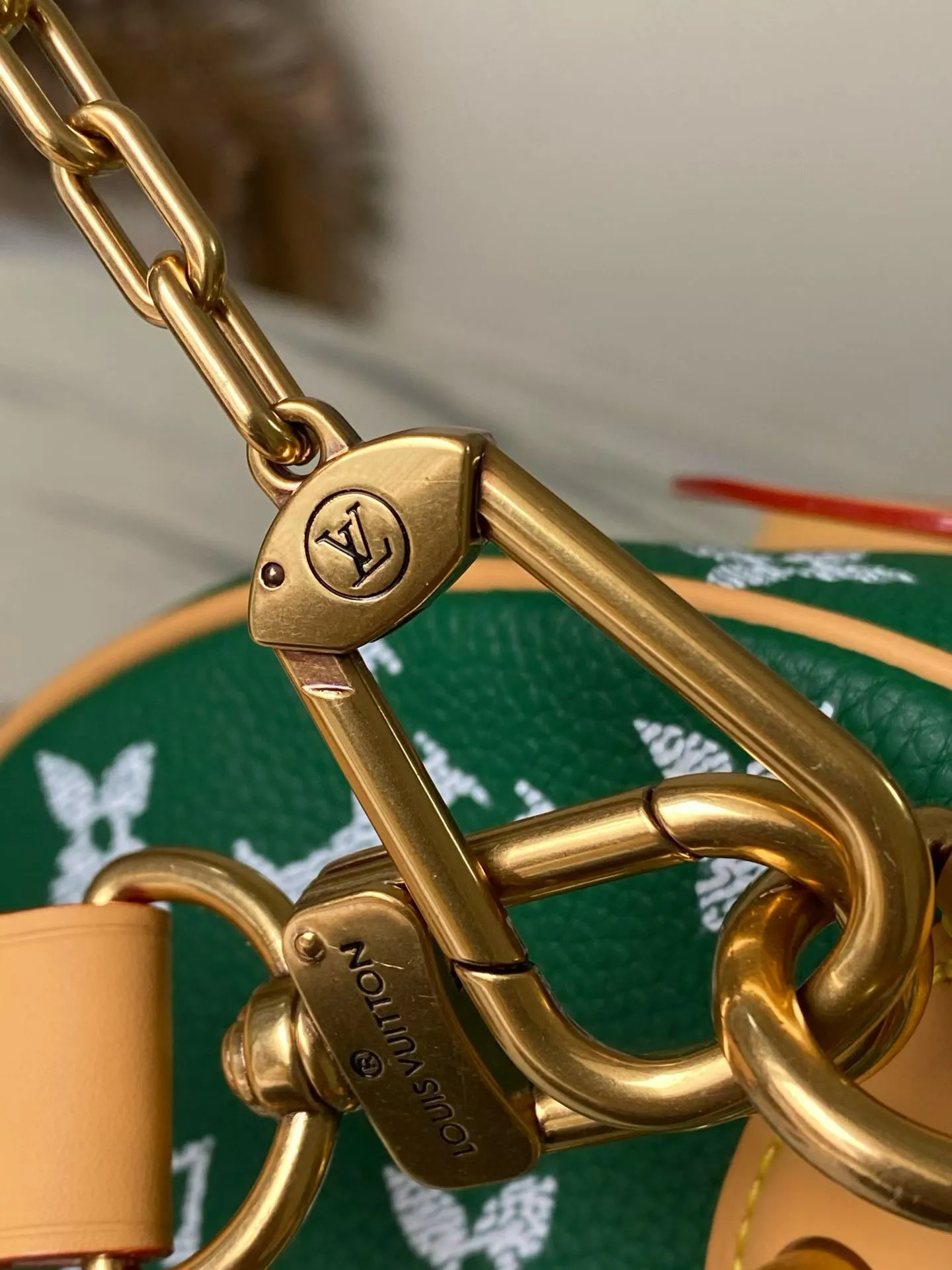 💰1940 Top Original Order M24417 Green Large This Speedy P18 Bandouliere 40 handbag is made of soft cow leather with deep cow leather trim and a detachable and adjustable shoulder strap. Exquisite stitching, dyed edges and the iconic P18 nameplate create ingenious details. Dimensions: 40 × 26 × 23 cm
