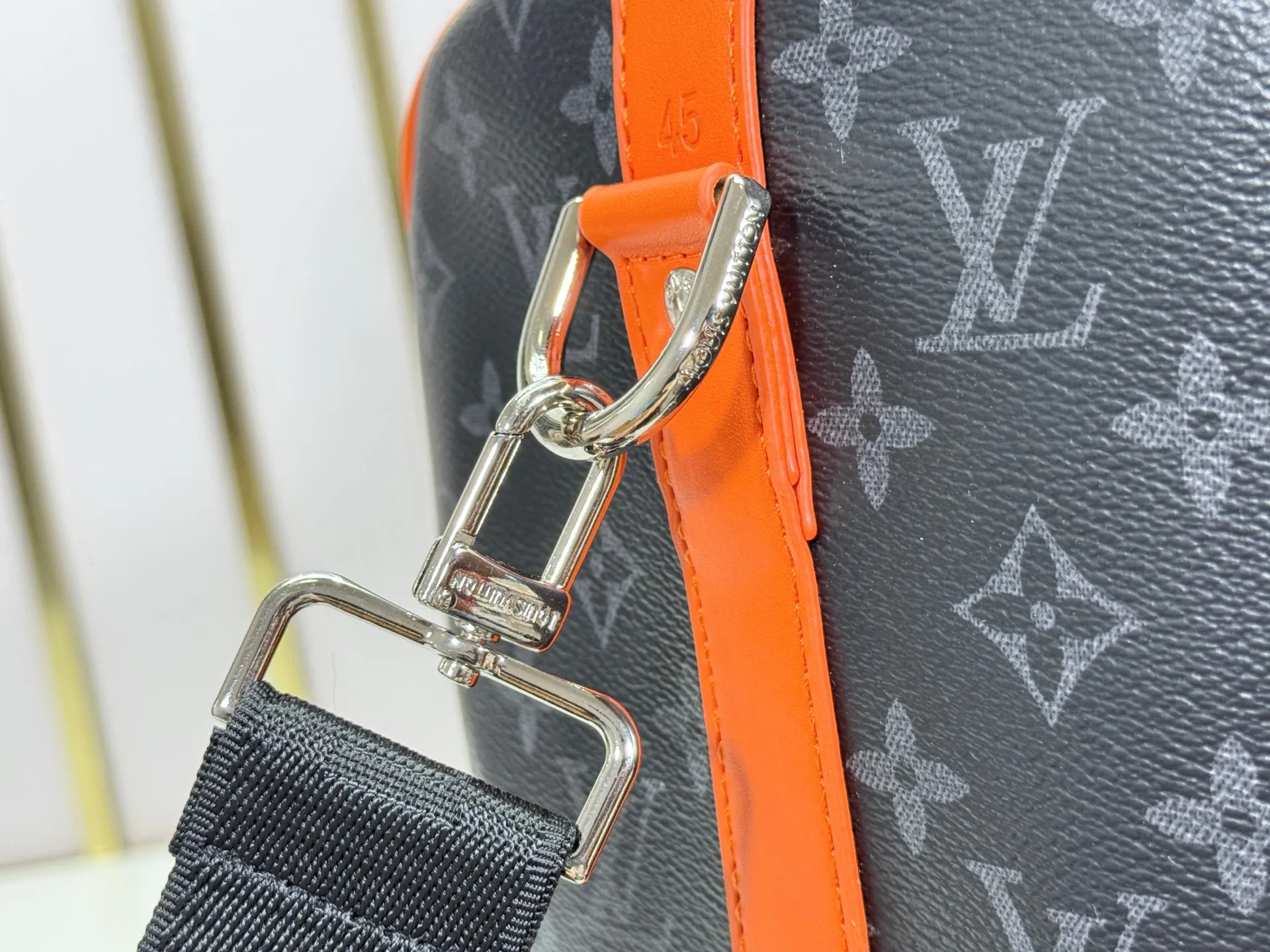 P320 M15251 M41418 Upgraded from the original version, this Keepall Bandoulière45 travel bag is made of Monogram Edipse canvas, with leather side straps, handles and trims outlined in bright colors, with a fabric lining and zippered inner pocket. The wide, adjustable and detachable shoulder strap expands carrying options, allowing the compact size to be carried on-board and flexibly taken with you. 45 cm
