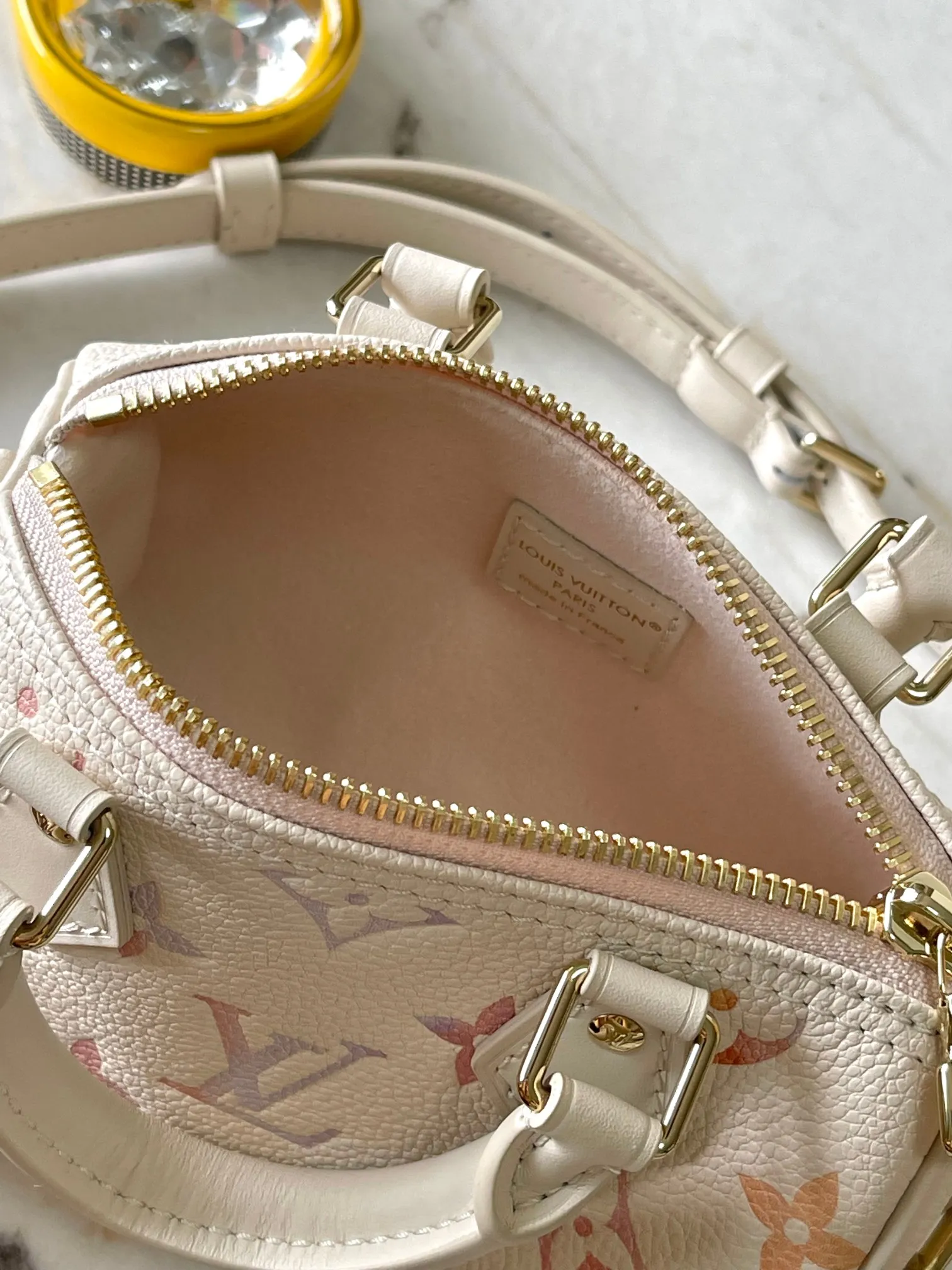 p2240 [Special grade MB163c chip version original leather] This Nano Speedy handbag Model: M25591 Material: Grade A all-steel hardware, imported original cowhide Packaging: Full set of original duty-free MB packaging Size: 16x10x7.5CM