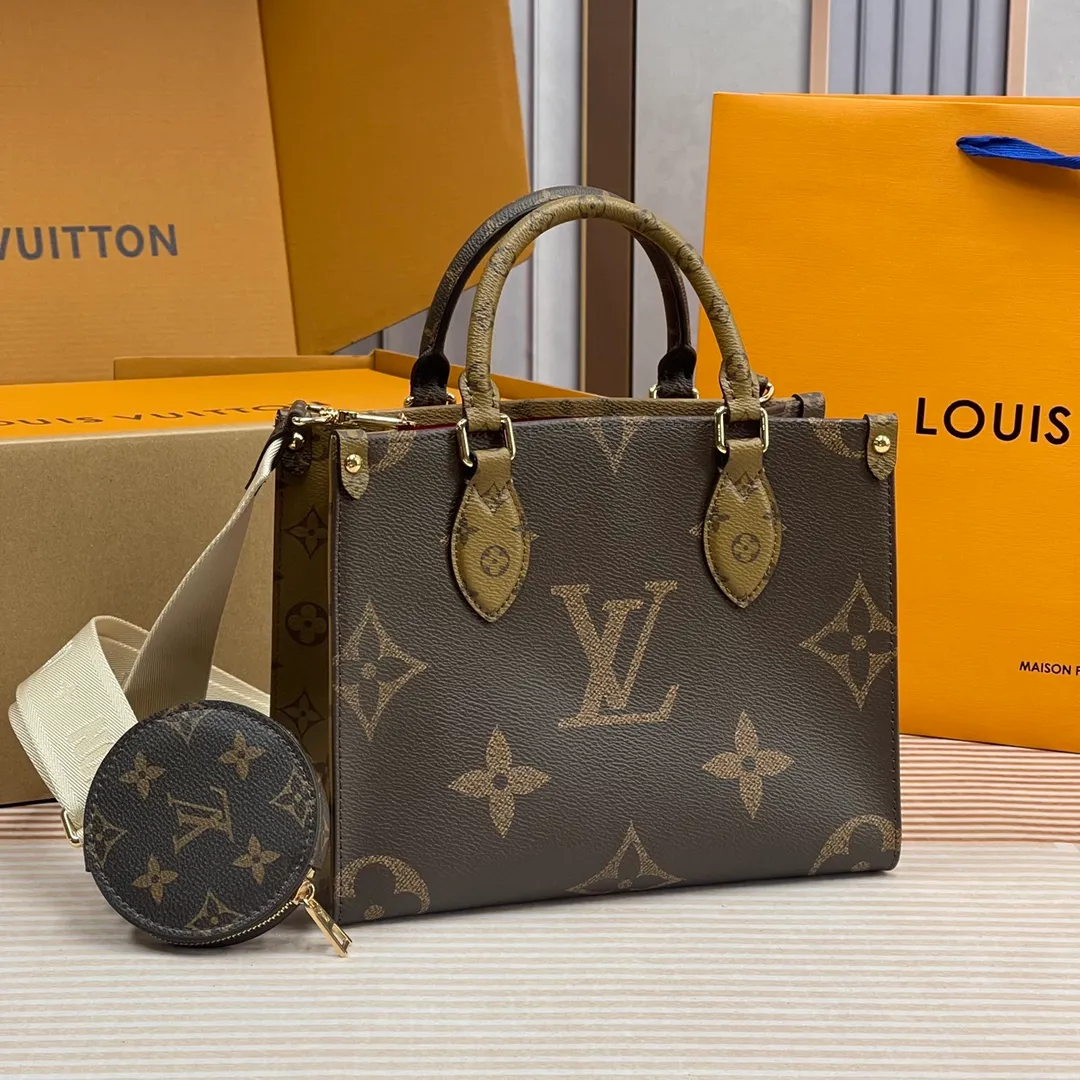 [Upgraded version] P640🐶M46373🐶Upgraded version. High quality. Semi-steel hardware. Comes with a full set of packaging❣️ONTHEGO small handbag This OnTheGo small handbag is made of Monogram and Monogram Reverse canvas, with the Monogram Giant pattern embellished on it. The Toron handle and the jacquard textured shoulder strap decorated with the brand's logo create a visual contrast, and the detachable coin bag is suitable for storing change or small items. It combines fashionable charm with various functions, making it a good daily companion. Dimensions: 25 x 19 x 11.5 cm