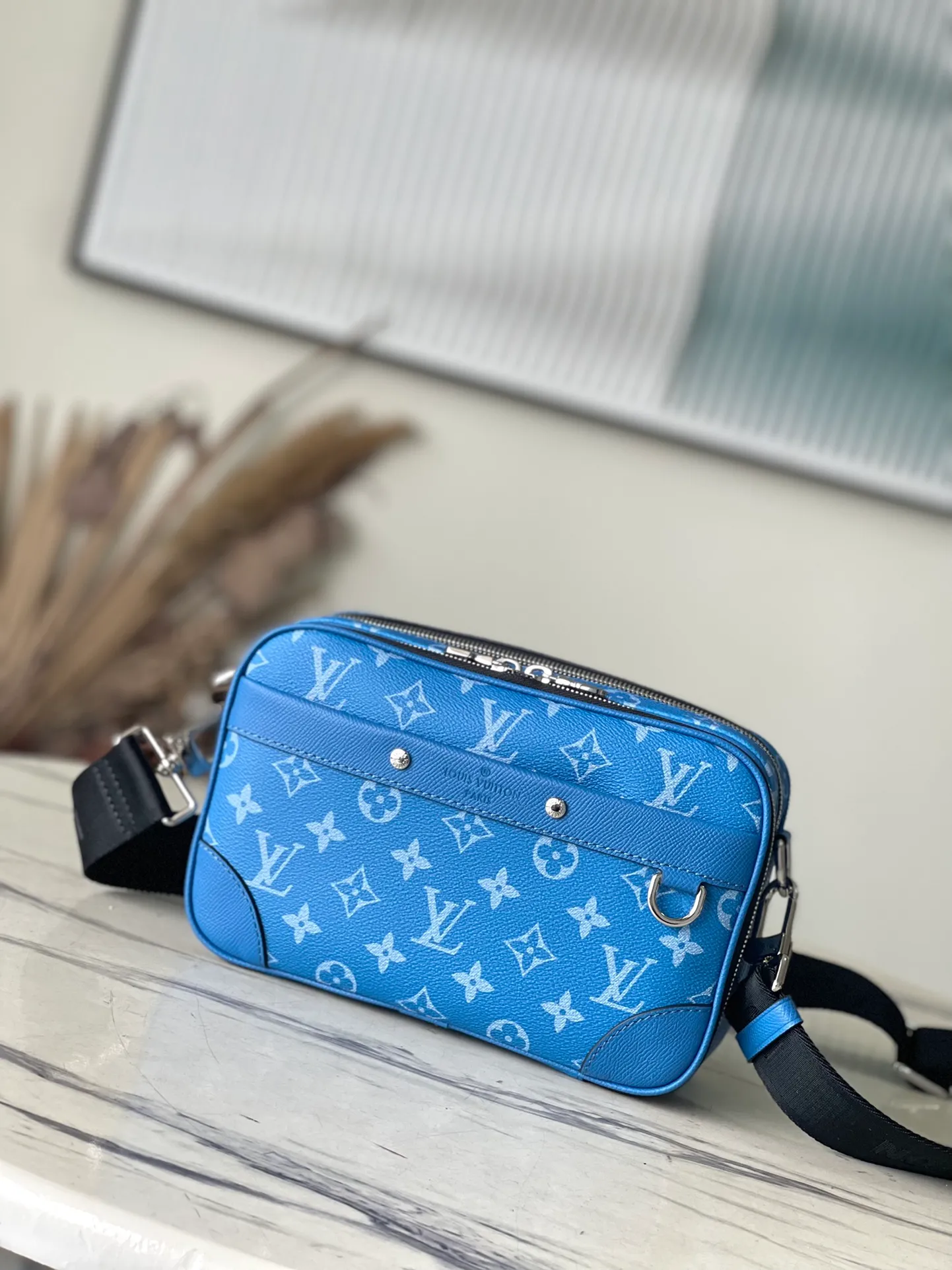 💰940 Top Original Order M31016 Blue Flower This Apha messenger bag is made of Monogram Eclipse canvas, with a delicate green shape using a stacking pen. The zipper compartment ensures the safety of items, and the rivets on the front pocket add the brand mark. Dimensions: 24 × 16 × 8 cm