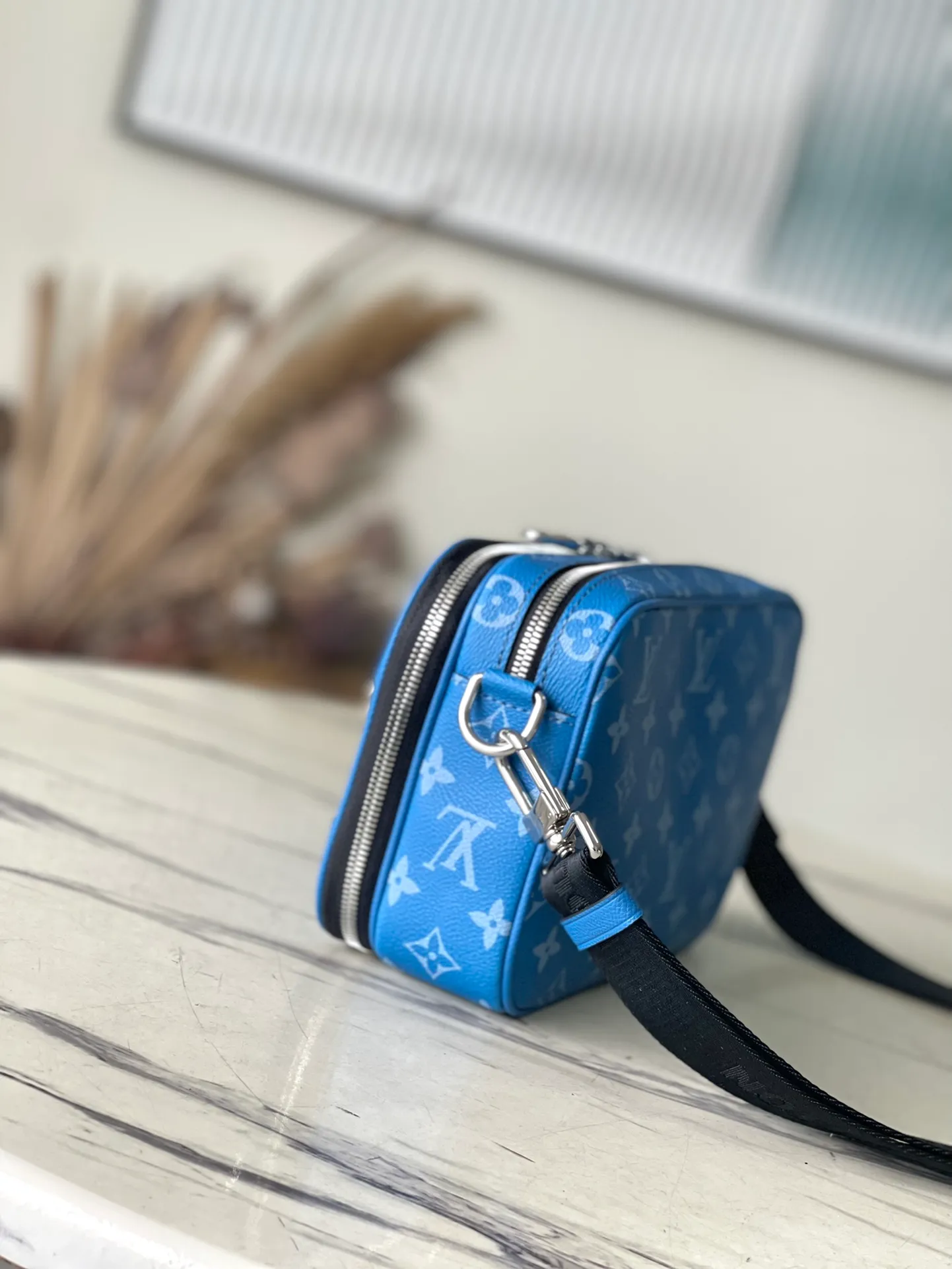 💰940 Top Original Order M31016 Blue Flower This Apha messenger bag is made of Monogram Eclipse canvas, with a delicate green shape using a stacking pen. The zipper compartment ensures the safety of items, and the rivets on the front pocket add the brand mark. Dimensions: 24 × 16 × 8 cm