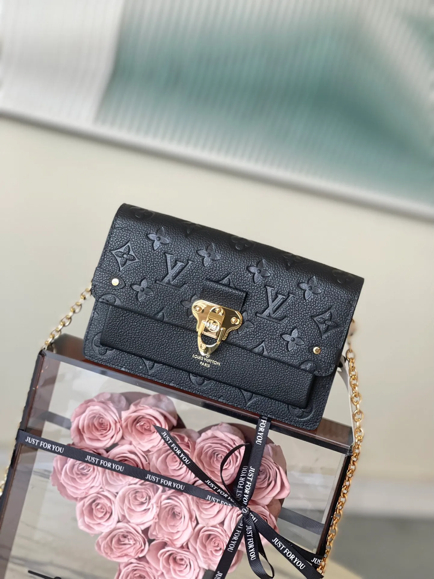 💰800 (first-grain leather) Top-quality original M67839 black Vavin chain bag is made of Monogram Empreinte leather to outline classic lines. The golden lock recalls the hard box design and highlights the charm against the same color embossing. Embossed cowhide leather lining Removable chain large accordion compartment Large zippered patch pocket Internal patch pocket Front patch pocket Detailed dimensions: 19.0 x 12.5 x 4.0 cm