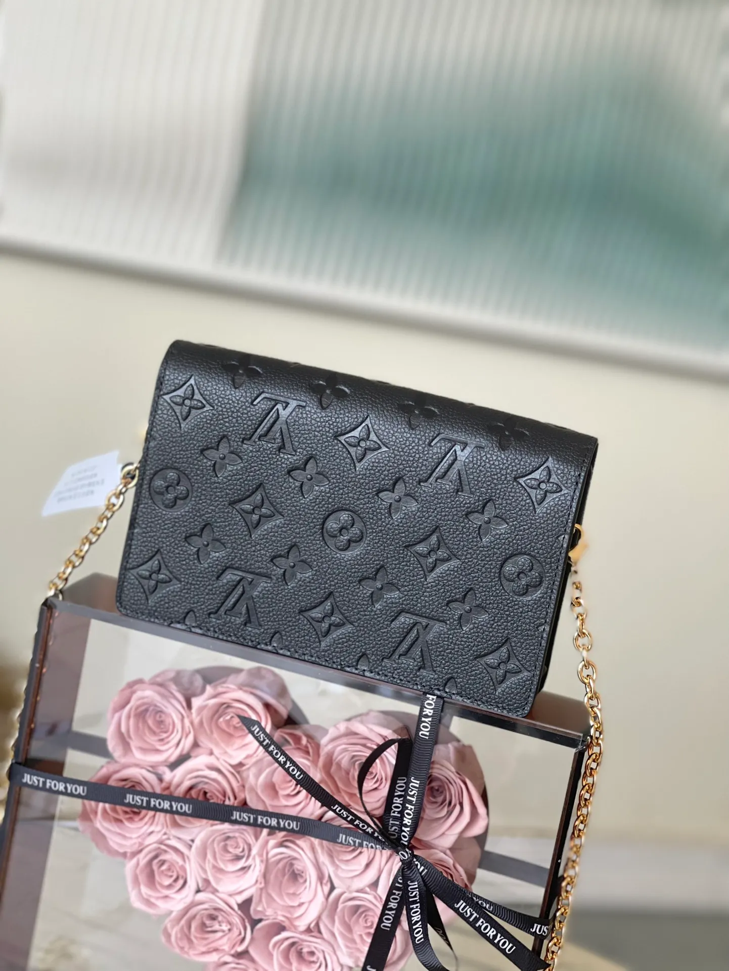 💰800 (first-grain leather) Top-quality original M67839 black Vavin chain bag is made of Monogram Empreinte leather to outline classic lines. The golden lock recalls the hard box design and highlights the charm against the same color embossing. Embossed cowhide leather lining Removable chain large accordion compartment Large zippered patch pocket Internal patch pocket Front patch pocket Detailed dimensions: 19.0 x 12.5 x 4.0 cm