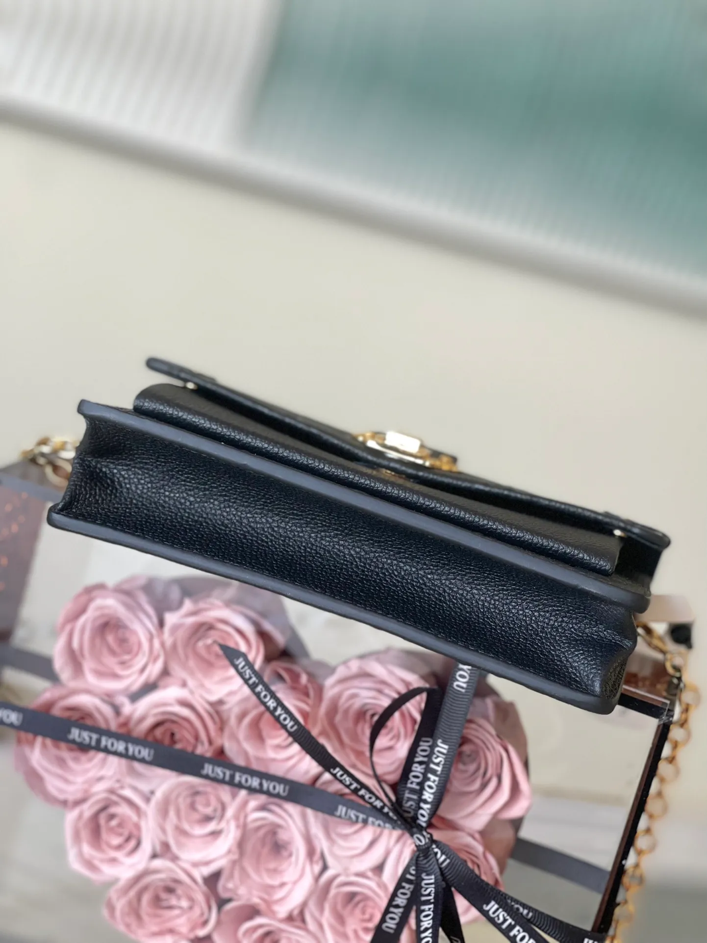 💰800 (first-grain leather) Top-quality original M67839 black Vavin chain bag is made of Monogram Empreinte leather to outline classic lines. The golden lock recalls the hard box design and highlights the charm against the same color embossing. Embossed cowhide leather lining Removable chain large accordion compartment Large zippered patch pocket Internal patch pocket Front patch pocket Detailed dimensions: 19.0 x 12.5 x 4.0 cm