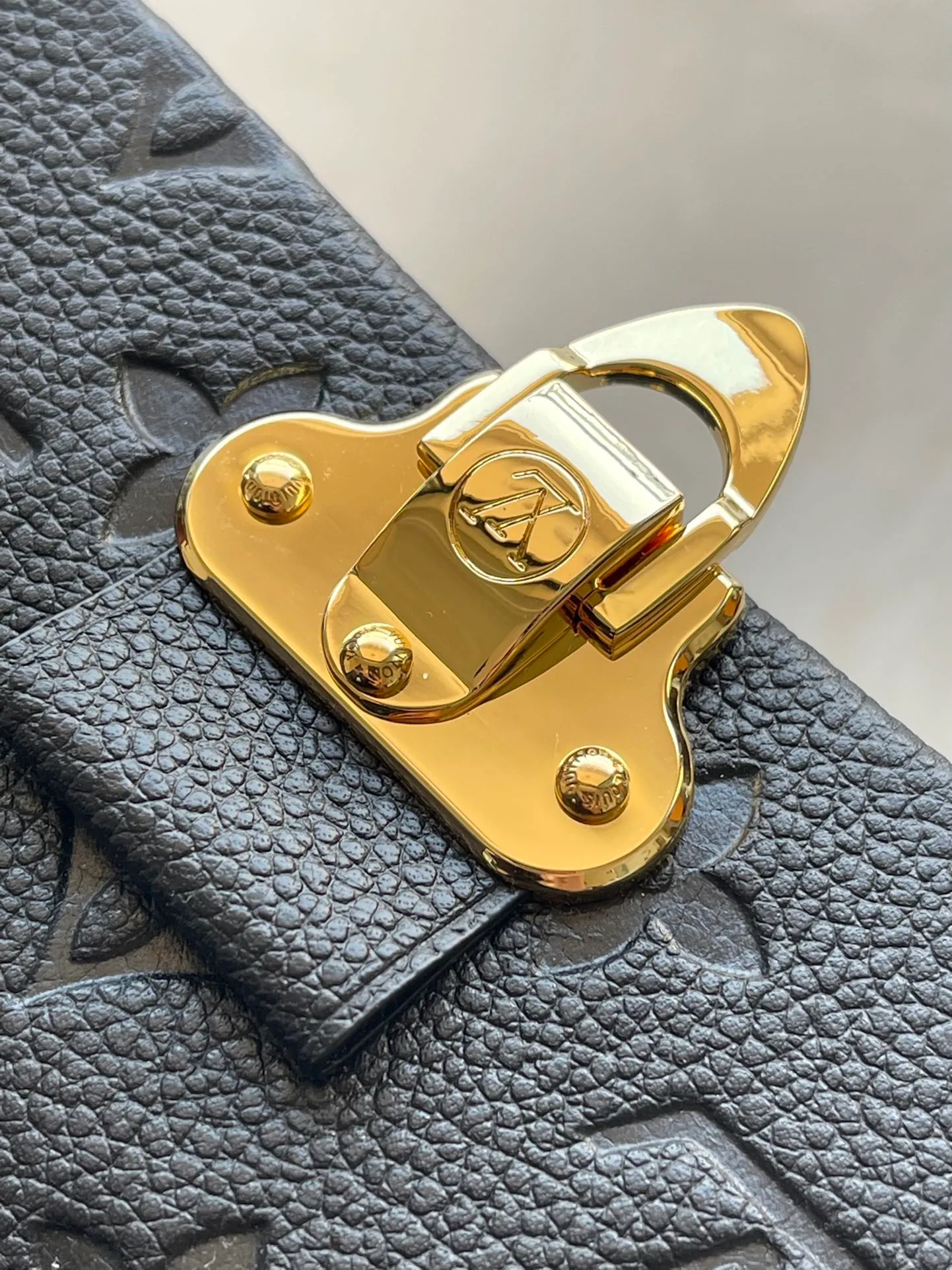 💰800 (first-grain leather) Top-quality original M67839 black Vavin chain bag is made of Monogram Empreinte leather to outline classic lines. The golden lock recalls the hard box design and highlights the charm against the same color embossing. Embossed cowhide leather lining Removable chain large accordion compartment Large zippered patch pocket Internal patch pocket Front patch pocket Detailed dimensions: 19.0 x 12.5 x 4.0 cm