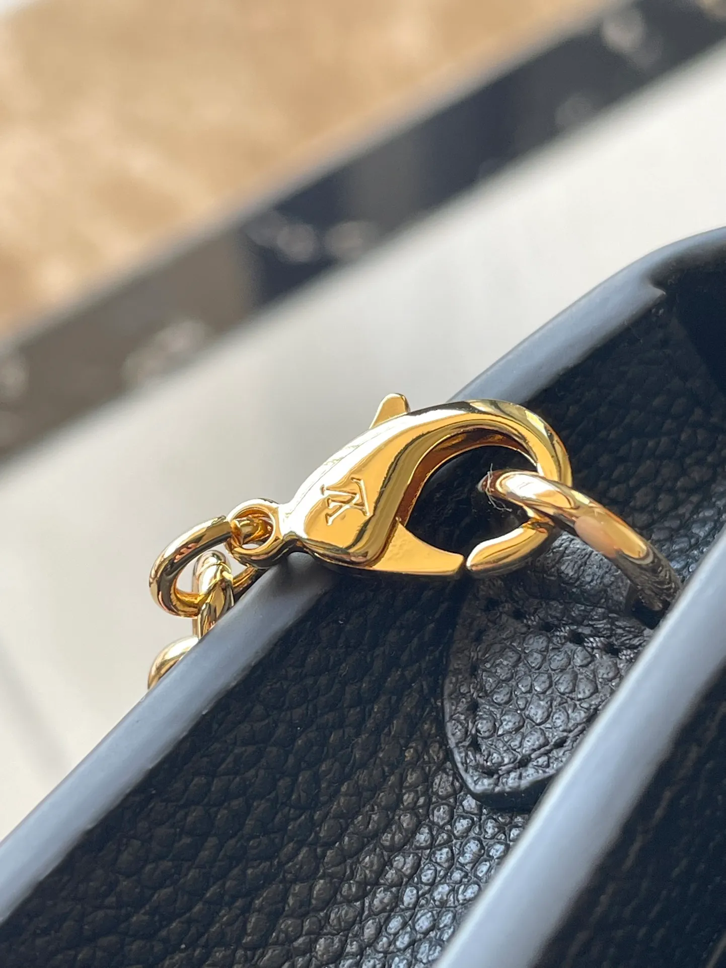 💰800 (first-grain leather) Top-quality original M67839 black Vavin chain bag is made of Monogram Empreinte leather to outline classic lines. The golden lock recalls the hard box design and highlights the charm against the same color embossing. Embossed cowhide leather lining Removable chain large accordion compartment Large zippered patch pocket Internal patch pocket Front patch pocket Detailed dimensions: 19.0 x 12.5 x 4.0 cm