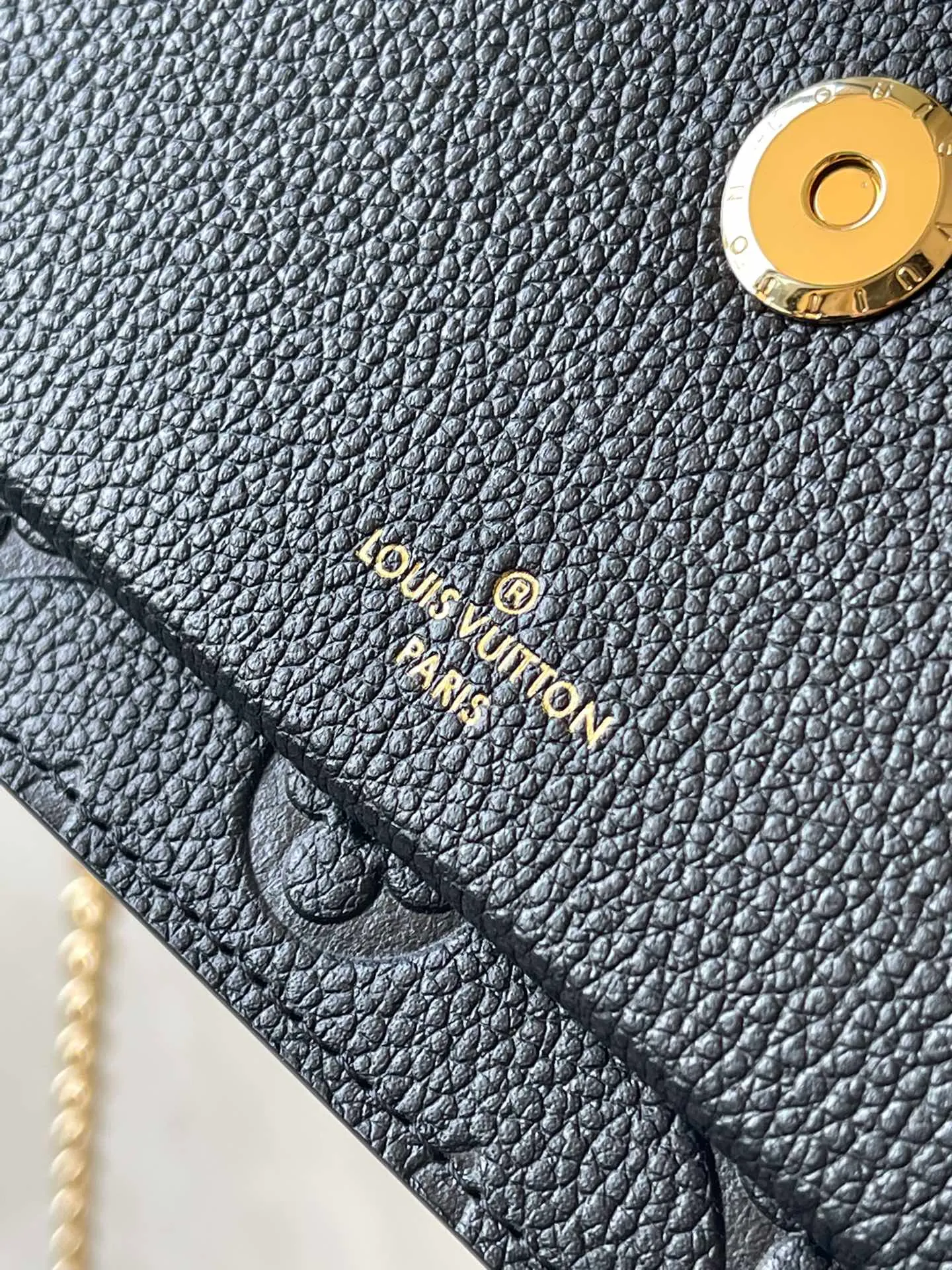 💰800 (first-grain leather) Top-quality original M67839 black Vavin chain bag is made of Monogram Empreinte leather to outline classic lines. The golden lock recalls the hard box design and highlights the charm against the same color embossing. Embossed cowhide leather lining Removable chain large accordion compartment Large zippered patch pocket Internal patch pocket Front patch pocket Detailed dimensions: 19.0 x 12.5 x 4.0 cm