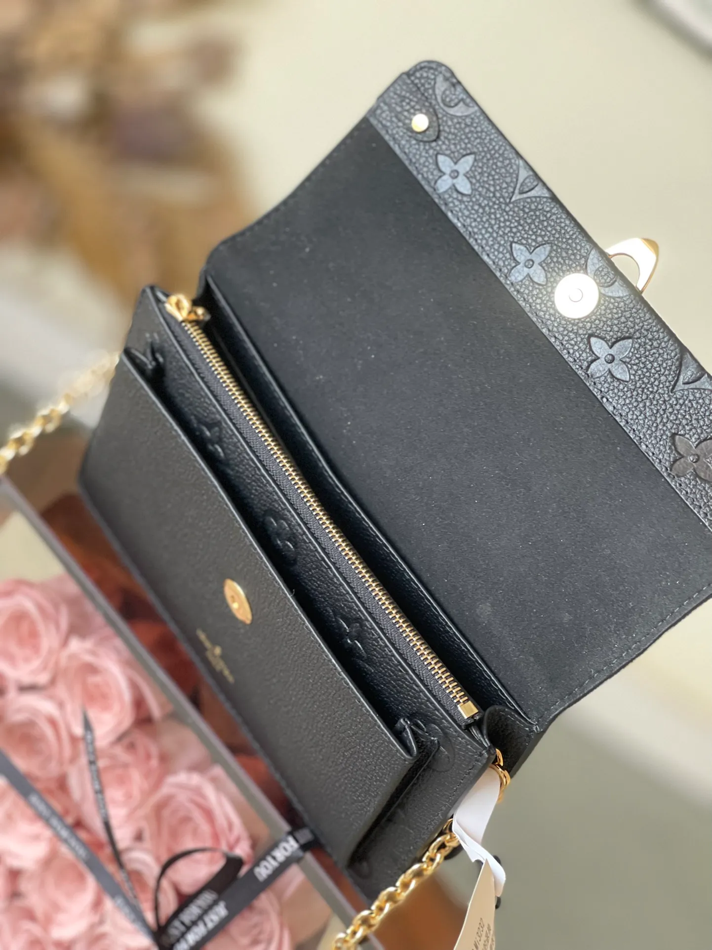 💰800 (first-grain leather) Top-quality original M67839 black Vavin chain bag is made of Monogram Empreinte leather to outline classic lines. The golden lock recalls the hard box design and highlights the charm against the same color embossing. Embossed cowhide leather lining Removable chain large accordion compartment Large zippered patch pocket Internal patch pocket Front patch pocket Detailed dimensions: 19.0 x 12.5 x 4.0 cm