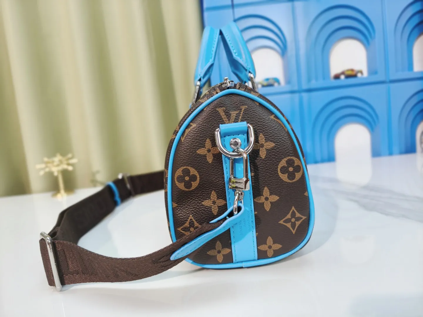 P260 upgraded original version M12609 presbyopic yellow, presbyopic blue, M11595 gradient gray, M20900 This Keepall 25 handbag is made of Monogram Eclipse Reverse canvas, showing an elegant reinterpretation of Louis Vuitton's classic pattern. Reinforced straps and leather name tags are signature elements of the Keepall collection, while a zipper closure keeps personal items safe and secure. Dimensions: 25.0 x 15.0 x 11.0 cm (length x height x width)