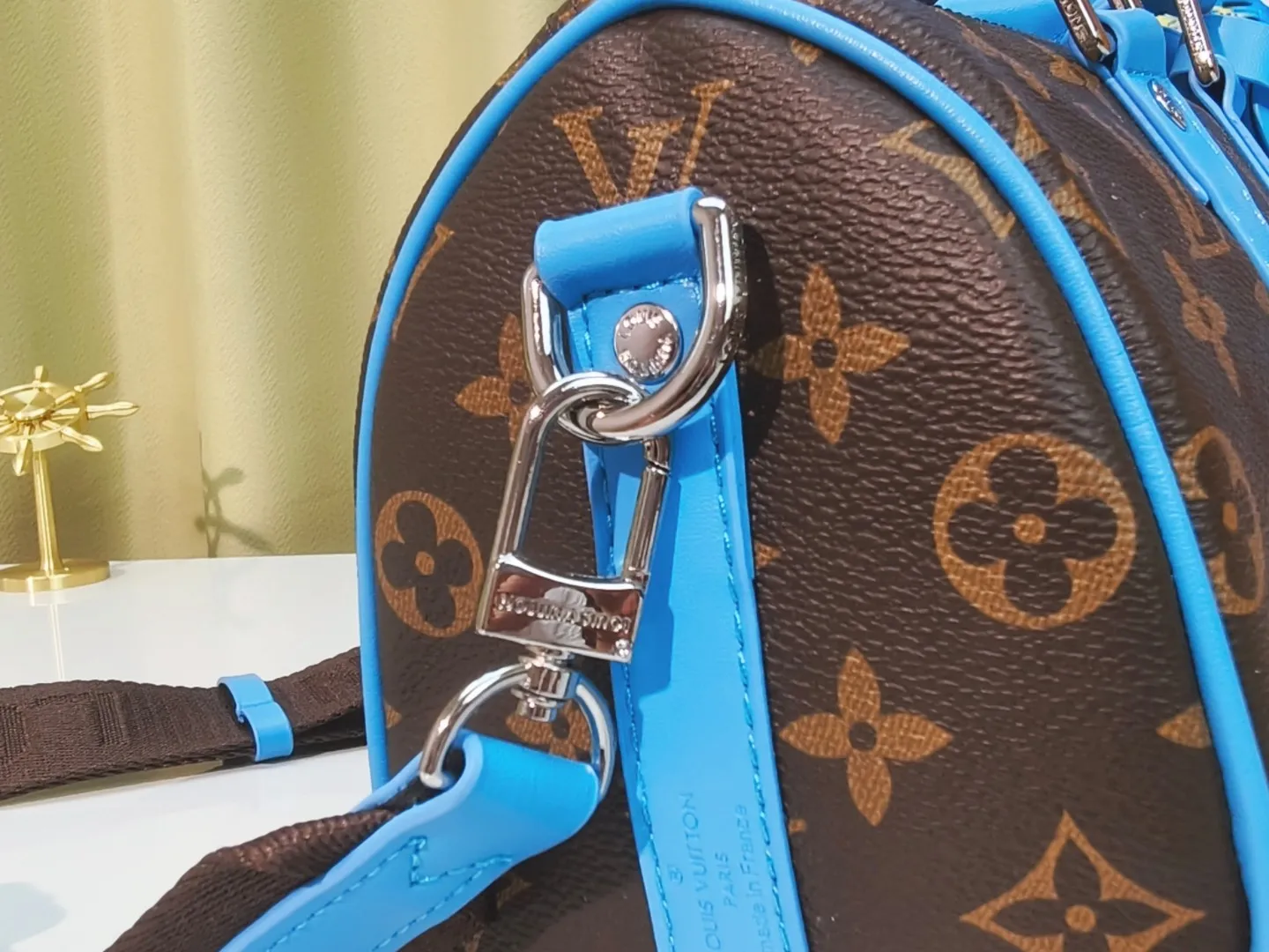 P260 upgraded original version M12609 presbyopic yellow, presbyopic blue, M11595 gradient gray, M20900 This Keepall 25 handbag is made of Monogram Eclipse Reverse canvas, showing an elegant reinterpretation of Louis Vuitton's classic pattern. Reinforced straps and leather name tags are signature elements of the Keepall collection, while a zipper closure keeps personal items safe and secure. Dimensions: 25.0 x 15.0 x 11.0 cm (length x height x width)