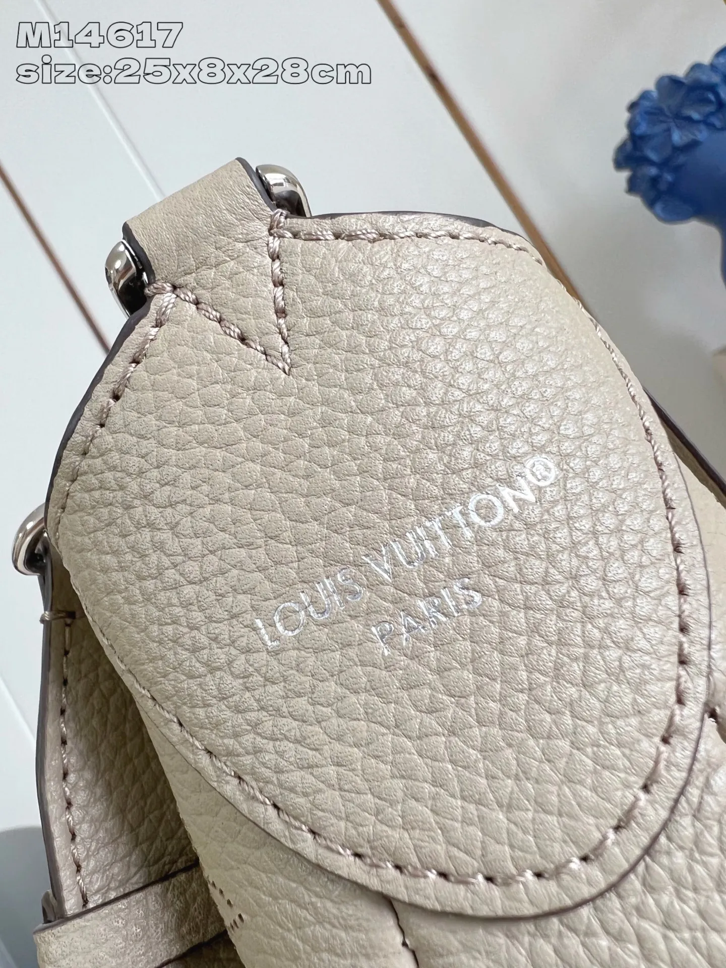 💰1140（头层皮）顶级原单 M14617浅咖 】本款 All Around 中号手袋为镂花皮革描摹 Monogram 穿孔图案，以莹泽挂锁磁扣升级经典韵味。 The LV leather decoration highlights the ingenious details. Whether worn cross-body or on the shoulder, it can elegantly brighten up daily looks. 25 x 8 x 28 cm (height x width x length)