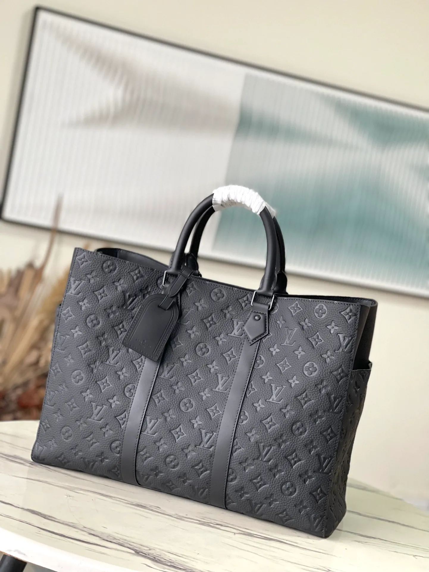 💰1380 (top-grain leather) top-quality original M21865 full leather. This Sac Plat24H handbag is made of Monogram embossed Taurillon leather. It adds easy-to-access external patch pockets to the material on both sides, achieving a fully functional configuration. In addition to the top handle, there is also a long handle that can be retracted inside to provide a comfortable carrying experience. Dimensions: 44 × 33 × 18 cm
