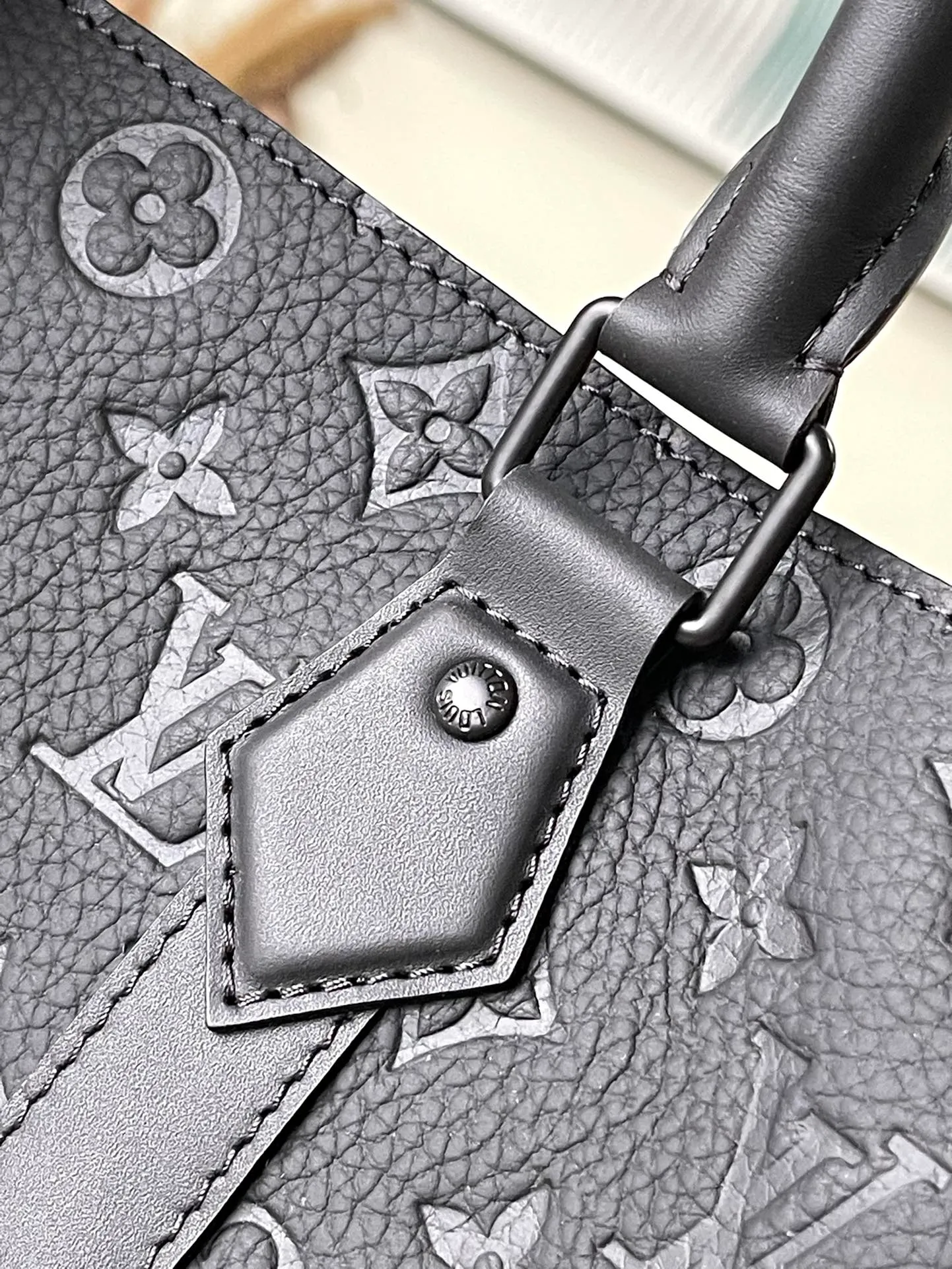 💰1380 (top-grain leather) top-quality original M21865 full leather. This Sac Plat24H handbag is made of Monogram embossed Taurillon leather. It adds easy-to-access external patch pockets to the material on both sides, achieving a fully functional configuration. In addition to the top handle, there is also a long handle that can be retracted inside to provide a comfortable carrying experience. Dimensions: 44 × 33 × 18 cm