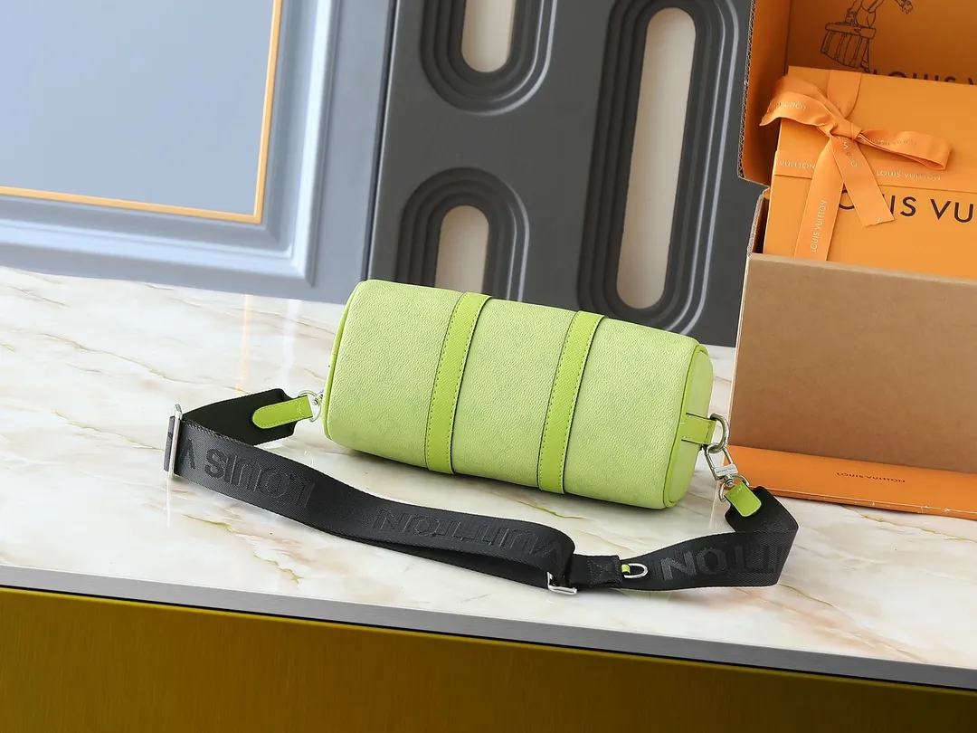 💰240💰Upgraded original version M14078 lime green M13935 gradient rainbow, black and white three colors N40770 brown pattern M15428 old flower M46271 black flower M20900 M46249 This handbag condenses the classic silhouette of the Keepall travel bag and is made of Monogram embossed Taurillon leather. The compact structure is suitable for storing small items such as mobile phones and wallets. With its clever use of leather handles and detachable shoulder strap, it's easy to carry with you in trendy style. Detailed features Dimensions: 25✘15✘11 cm