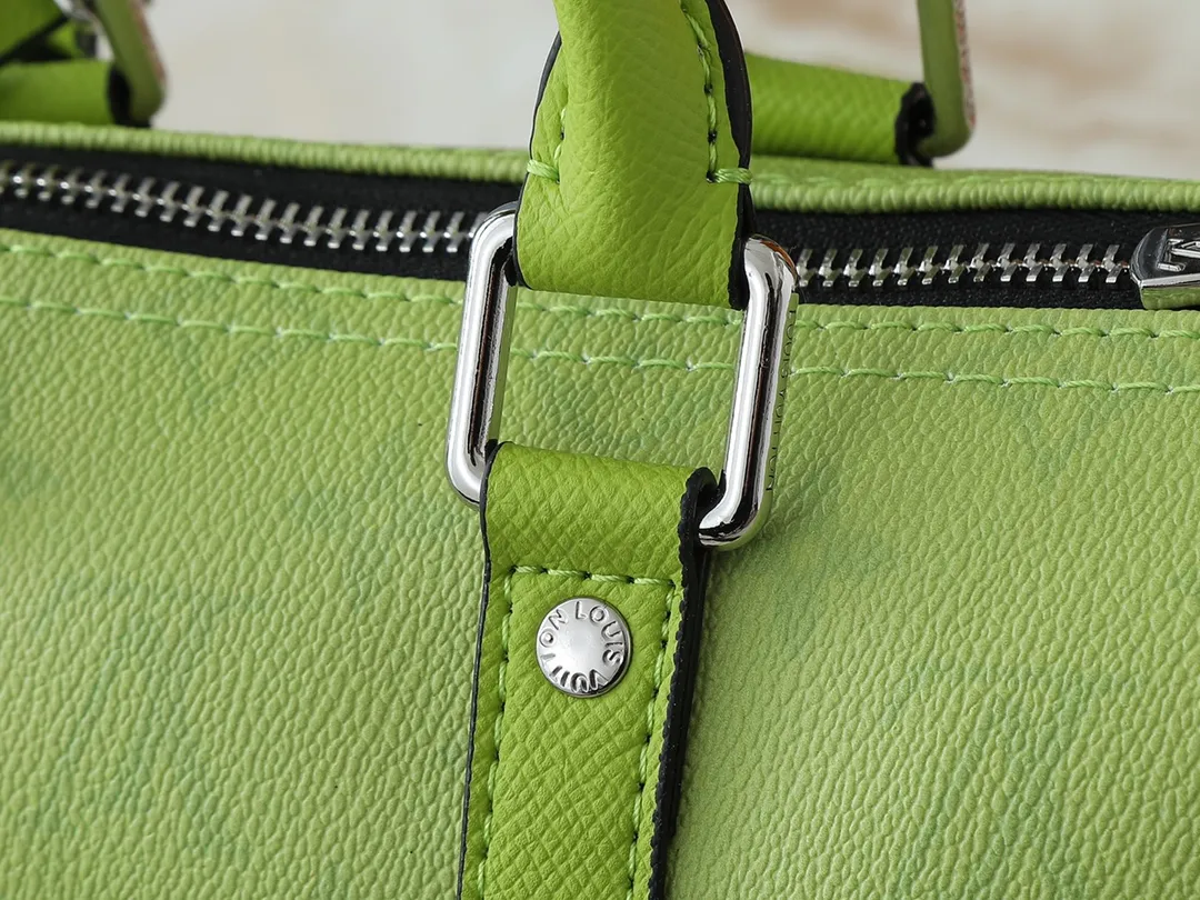 💰240💰Upgraded original version M14078 lime green M13935 gradient rainbow, black and white three colors N40770 brown pattern M15428 old flower M46271 black flower M20900 M46249 This handbag condenses the classic silhouette of the Keepall travel bag and is made of Monogram embossed Taurillon leather. The compact structure is suitable for storing small items such as mobile phones and wallets. With its clever use of leather handles and detachable shoulder strap, it's easy to carry with you in trendy style. Detailed features Dimensions: 25✘15✘11 cm