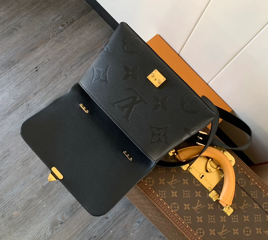💰1040 (top layer leather) top original order, transcoding chip M45976 embossed black large size M46041 large gray silk screen M45979 black silk screen Louis Vuitton's new Madeleine medium handbag is made of Monogram Empreinte embossed leather, with a top handle, suitable for business or leisure occasions. The leather key pouch and S-lock clasp reflect the brand's travel heritage, while the detachable and adjustable shoulder strap allows for a variety of carrying options. Dimensions: 30.0 x 19.5 x 11.0 cm (length x height x width)