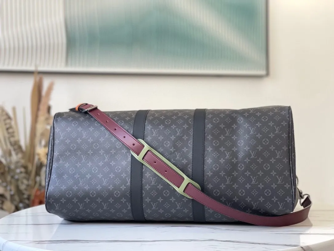 💰1040 Top Original M56855 Black Flower Top Original KEEPALL BANDOULIER Travel Bag Patchwork theme is integrated into this travel bag, creating a variety of styles from a trendy perspective. This classic soft travel bag is equipped with a leather top handle and two straps on the side. It is the size of carry-on luggage and has ample internal space. Dimensions: 50.0 x29.0 x23.0 cm