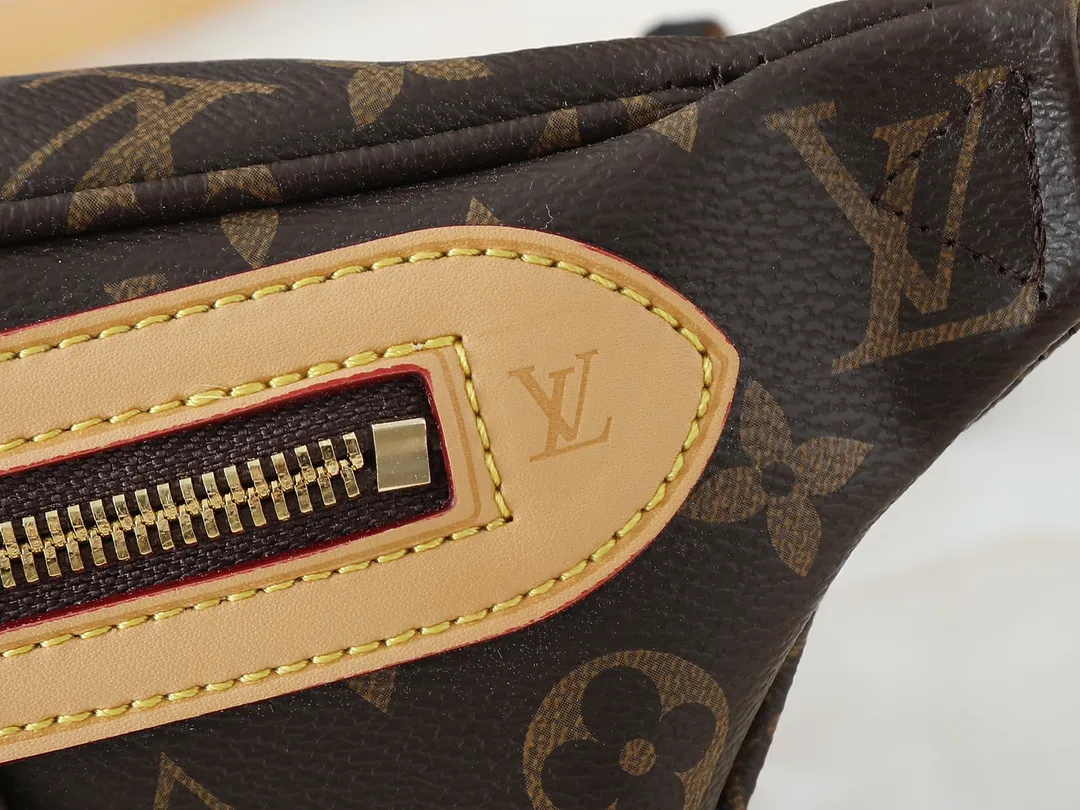 💰240💰Upgraded original version M14353 M46784 M43644 This unique High Rise waist bag is reinterpreted in iconic Monogram Empreinte leather this season. Just like the original design, this PM style has a practical design with adjustable length straps and is large enough to hold everyday essentials. The belt bag is embellished with gold-tone hardware and has a detachable decorative luggage tag that pays homage to the brand's trunk-making heritage and can be worn cross-body or as a belt. Dimensions: 31 x 15 x 6 cm