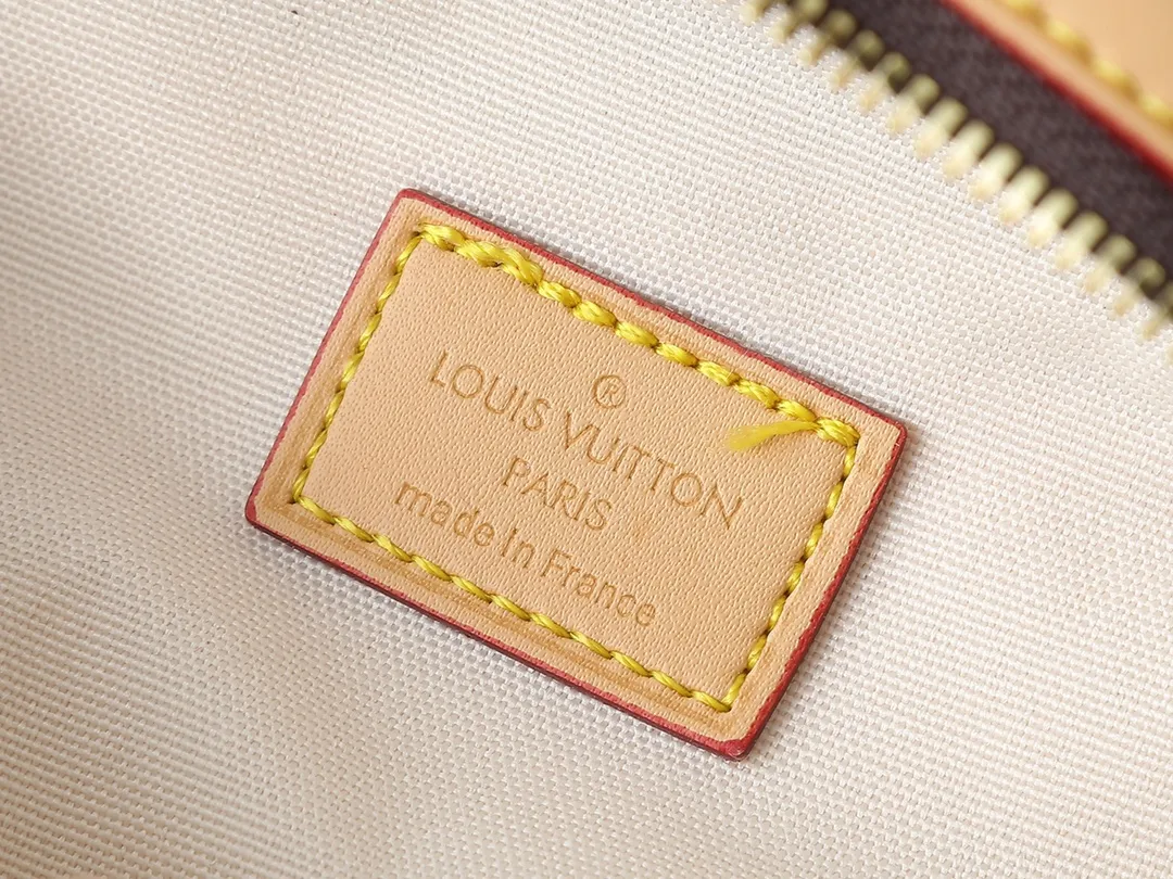 💰240💰Upgraded original version M14353 M46784 M43644 This unique High Rise waist bag is reinterpreted in iconic Monogram Empreinte leather this season. Just like the original design, this PM style has a practical design with adjustable length straps and is large enough to hold everyday essentials. The belt bag is embellished with gold-tone hardware and has a detachable decorative luggage tag that pays homage to the brand's trunk-making heritage and can be worn cross-body or as a belt. Dimensions: 31 x 15 x 6 cm