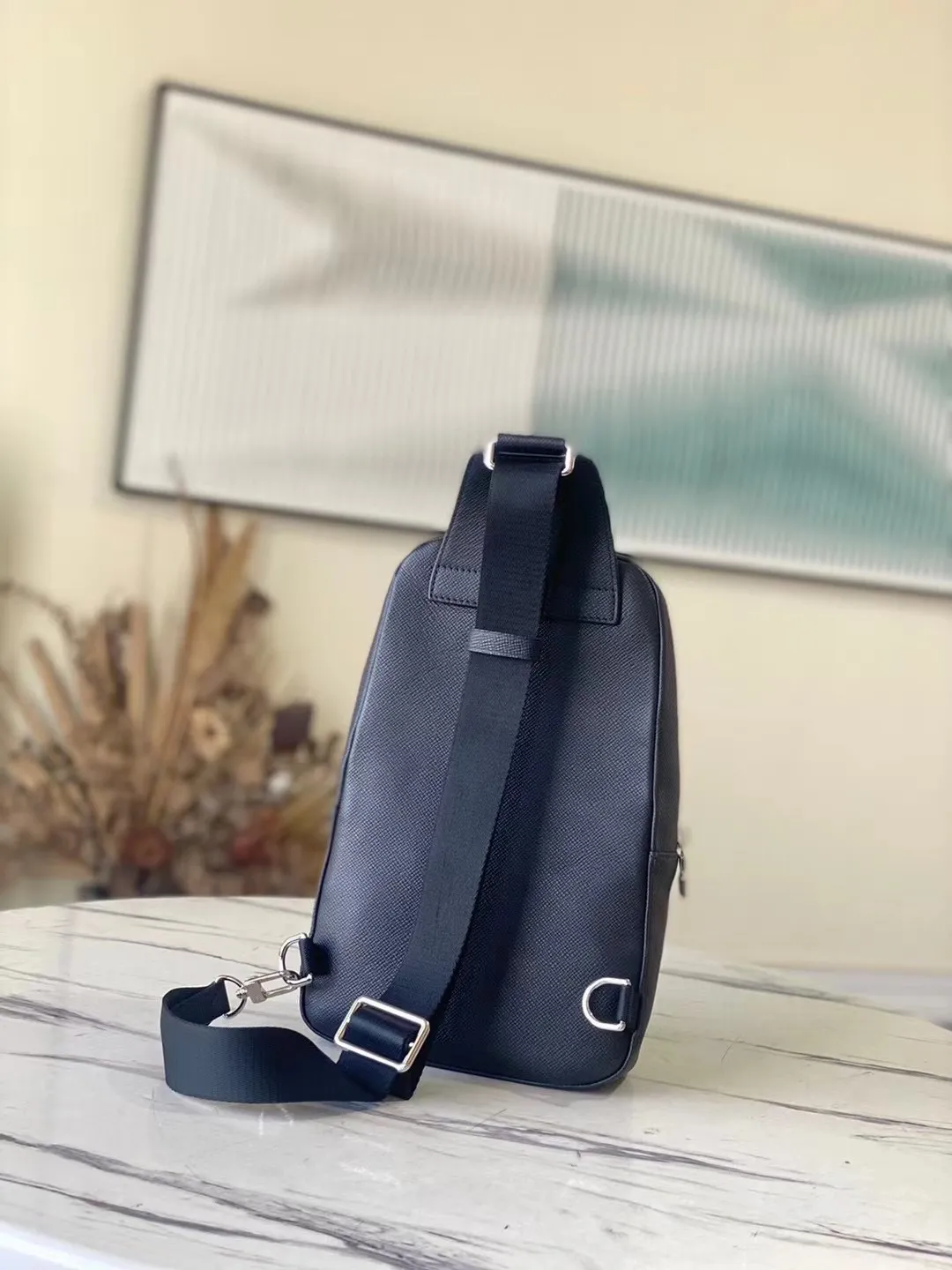 💰820 (first-grain leather) top-quality original M30443 Avenue shoulder bag uses Taïga leather to outline iconic lines, embellished with letters, and has a front zipper pocket and an inner patch pocket to integrate functionality, providing a trendy alternative to traditional backpacks. Adjustable shoulder straps and hook buckles enable left and right carrying options. Dimensions: 20.0 x 31.0 x 10.0 cm